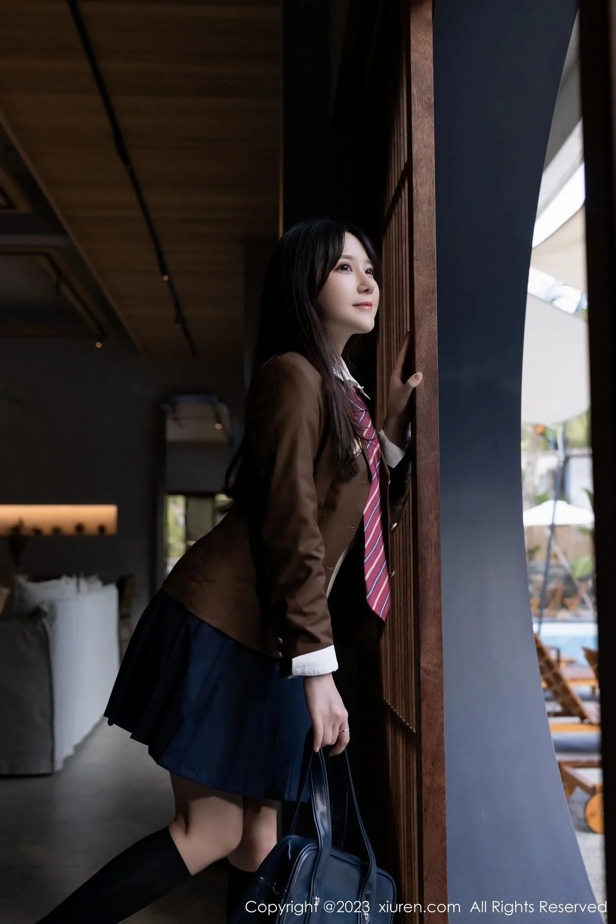 鱼子酱Fish性感学妹装扮白T配深蓝短裙秀曼妙身姿绝美写真 第 2 张