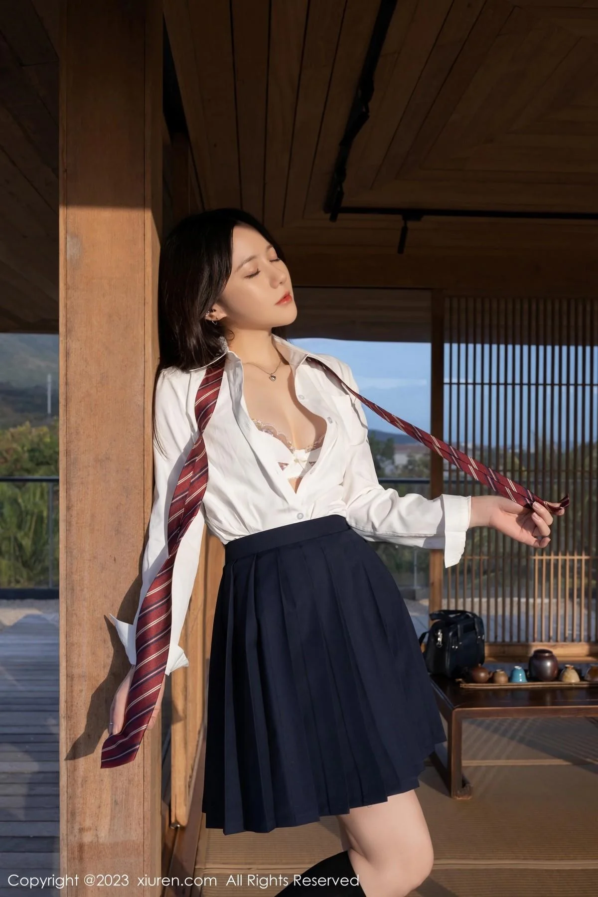 鱼子酱Fish性感学妹装扮白T配深蓝短裙秀曼妙身姿绝美写真 第 24 张