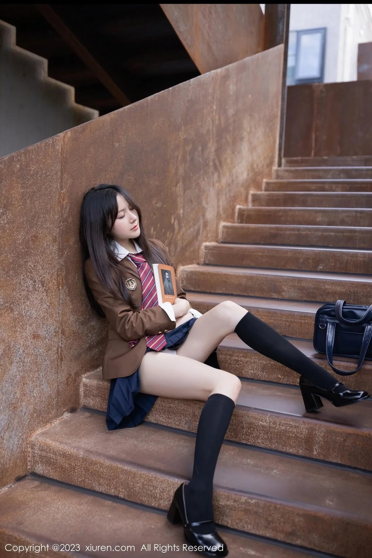 鱼子酱Fish性感学妹装扮白T配深蓝短裙秀曼妙身姿绝美写真 第 7 张