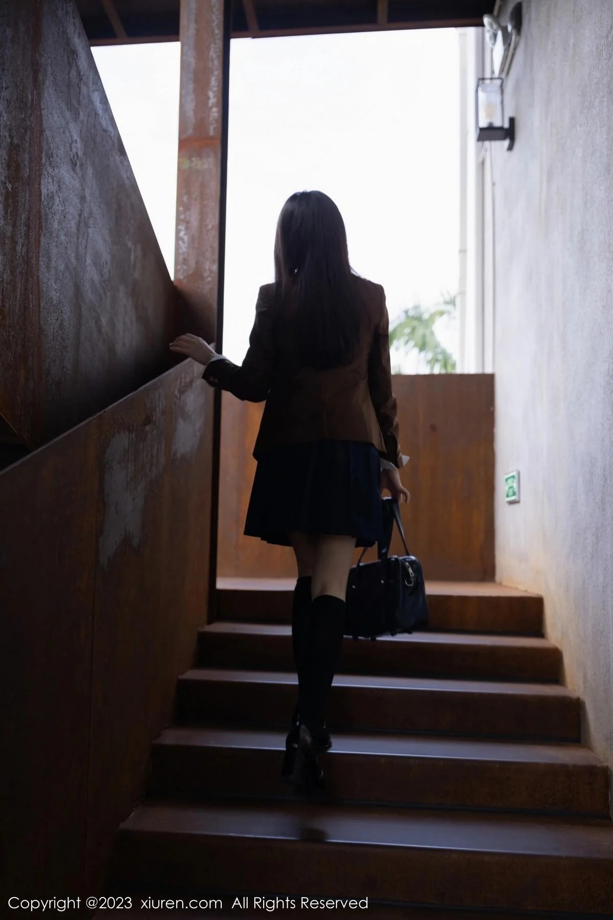 鱼子酱Fish性感学妹装扮白T配深蓝短裙秀曼妙身姿绝美写真 第 8 张