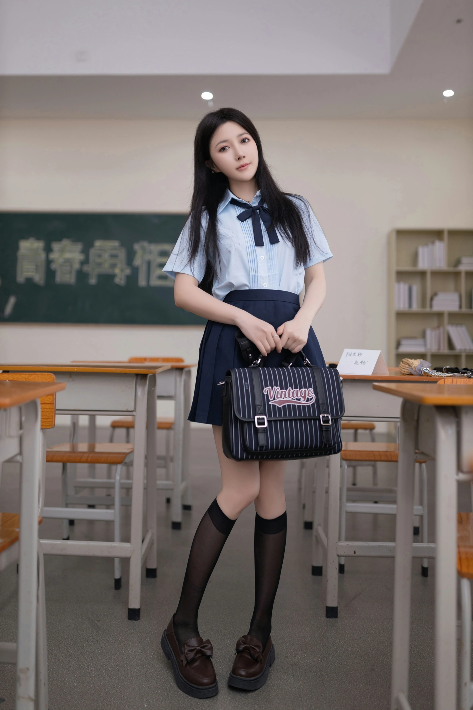 [秀人付费] 鱼子酱Fish 诱人私拍福利 班长的礼物 第 1 张