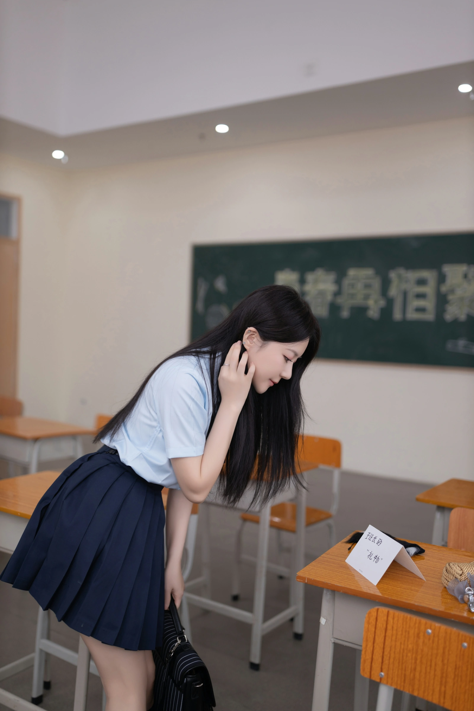 [秀人付费] 鱼子酱Fish 诱人私拍福利 班长的礼物 第 5 张