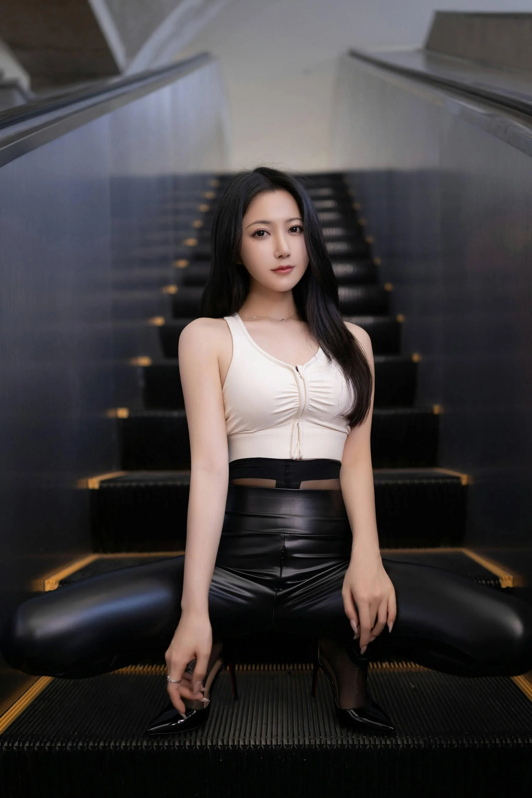[秀人付费] 鱼子酱Fish 诱人私拍福利 行李托运 第 18 张