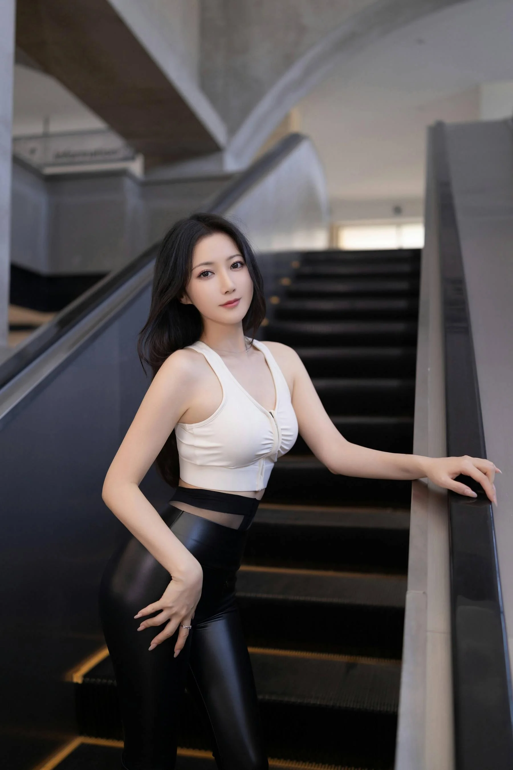 [秀人付费] 鱼子酱Fish 诱人私拍福利 行李托运 第 4 张
