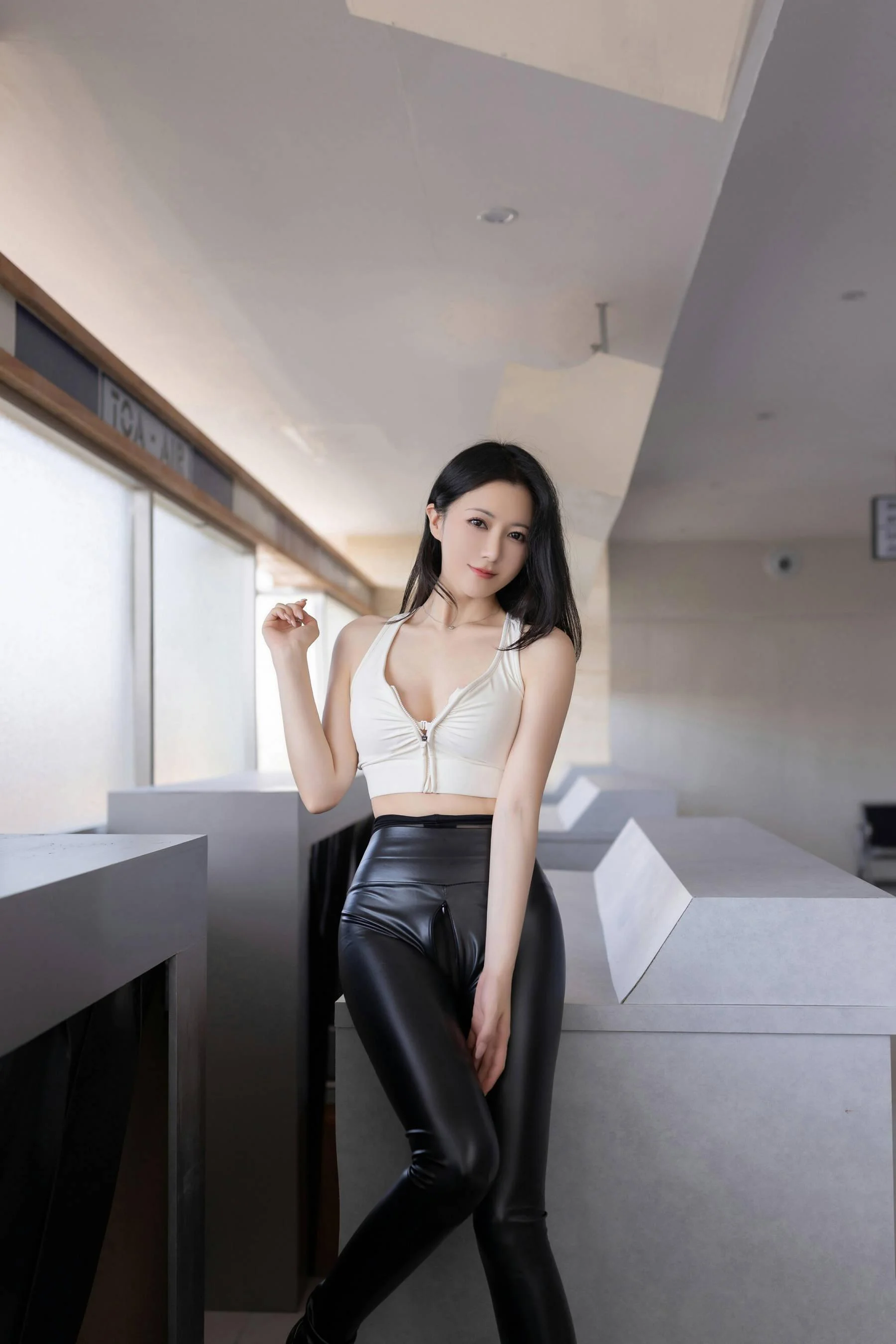 [秀人付费] 鱼子酱Fish 诱人私拍福利 行李托运 第 70 张