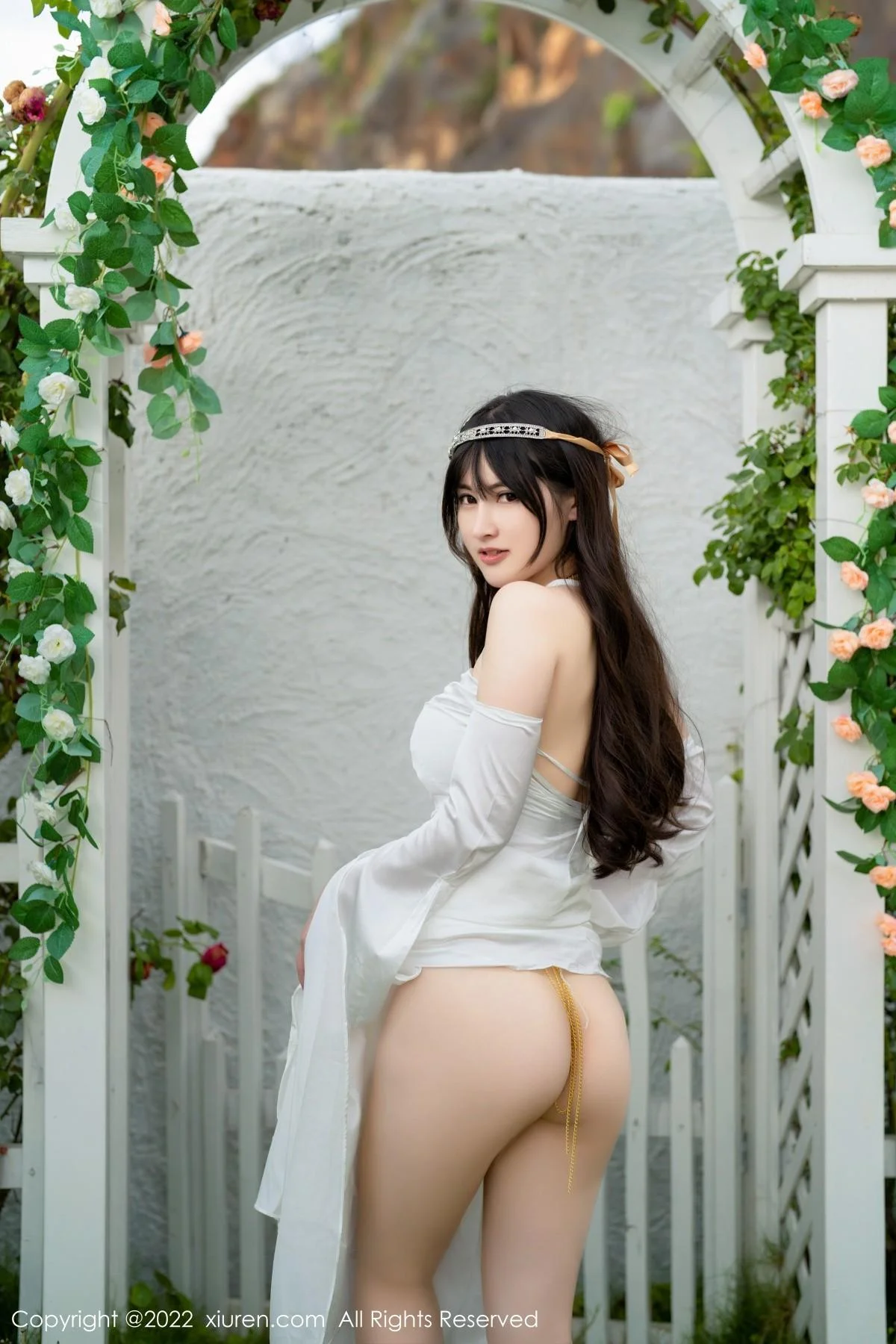 诗诗kiki大理旅拍白色露肩长裙秀诱人金色内衣惹火绝美写真 第 13 张