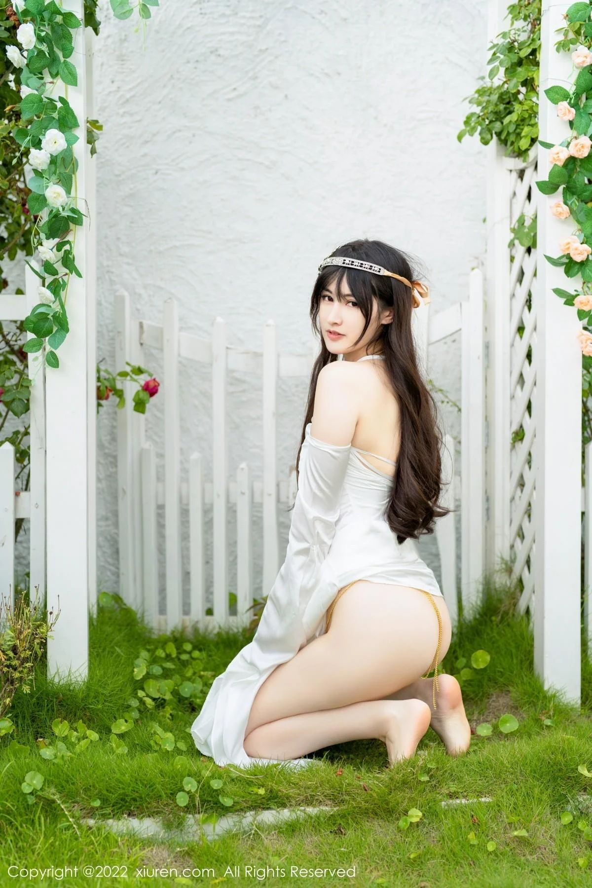 诗诗kiki大理旅拍白色露肩长裙秀诱人金色内衣惹火绝美写真 第 14 张