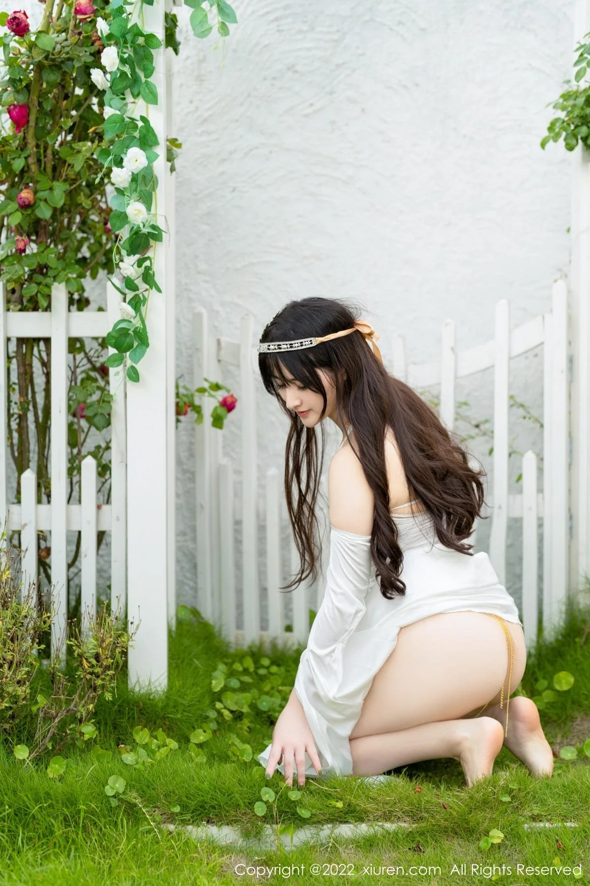 诗诗kiki大理旅拍白色露肩长裙秀诱人金色内衣惹火绝美写真 第 16 张