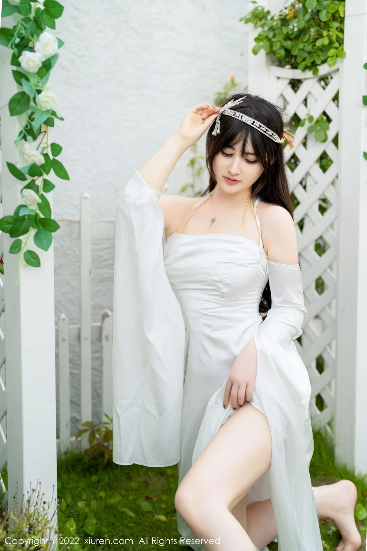 诗诗kiki大理旅拍白色露肩长裙秀诱人金色内衣惹火绝美写真 第 19 张