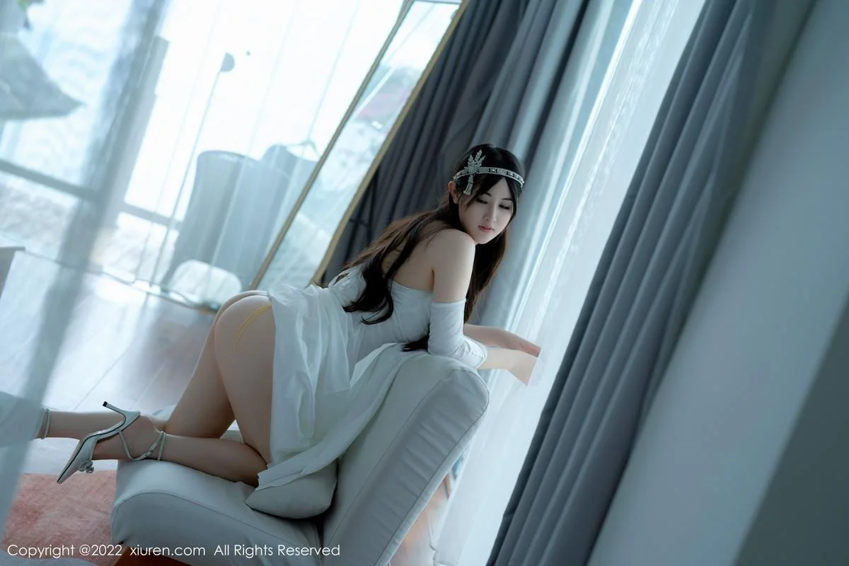 诗诗kiki大理旅拍白色露肩长裙秀诱人金色内衣惹火绝美写真 第 27 张