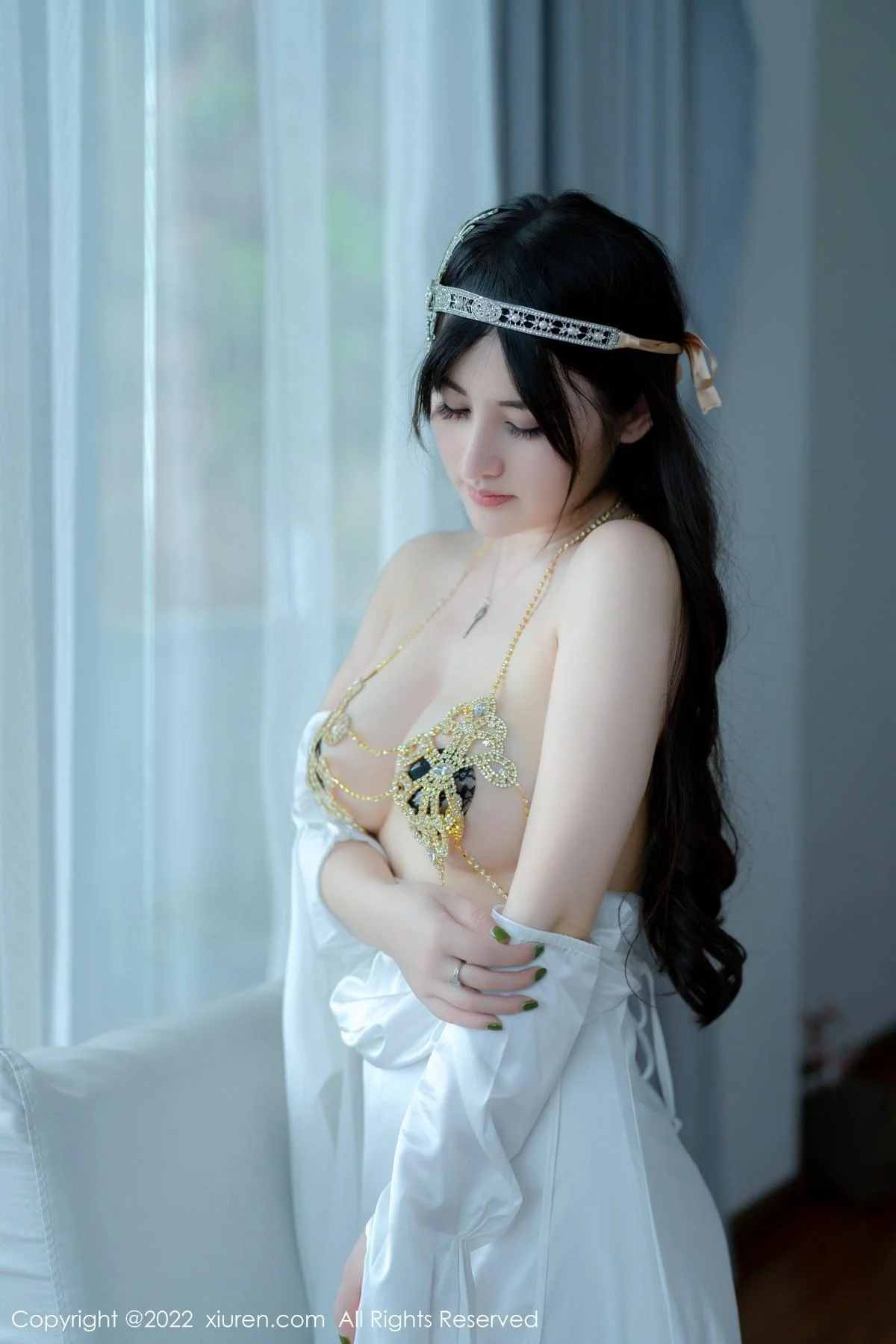 诗诗kiki大理旅拍白色露肩长裙秀诱人金色内衣惹火绝美写真 第 35 张