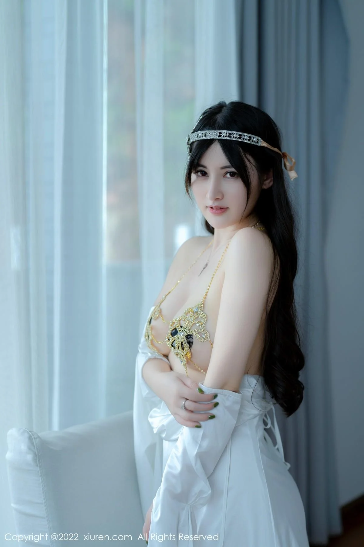 诗诗kiki大理旅拍白色露肩长裙秀诱人金色内衣惹火绝美写真 第 36 张