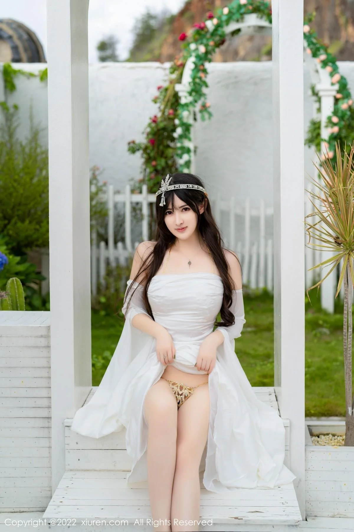 诗诗kiki大理旅拍白色露肩长裙秀诱人金色内衣惹火绝美写真 第 6 张