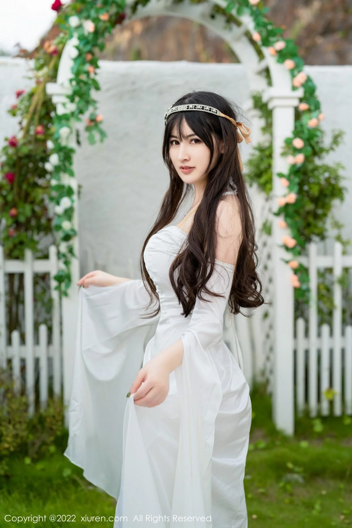 诗诗kiki大理旅拍白色露肩长裙秀诱人金色内衣惹火绝美写真 第 8 张