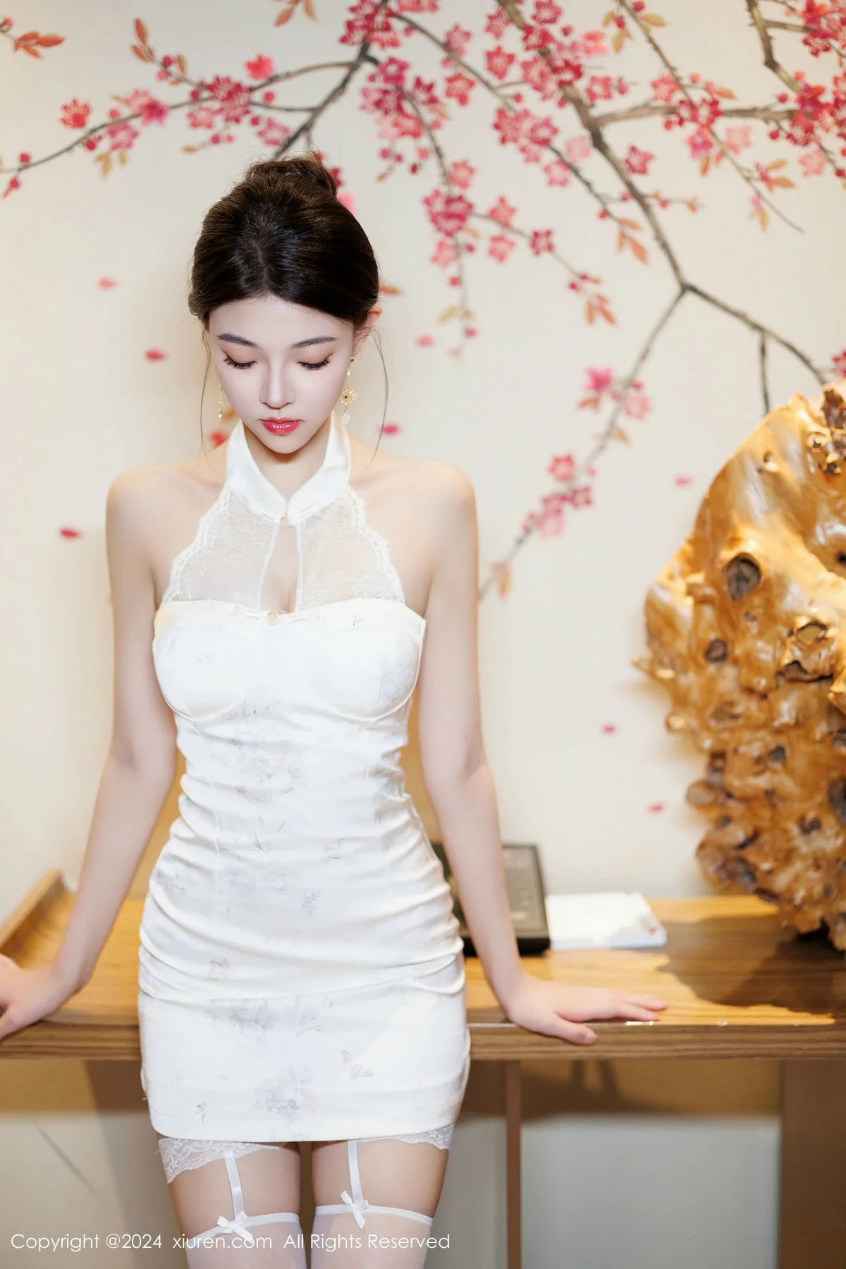 初梦瑶性感白色连衣短裙露白色内衣配白丝吊袜秀美腿绝美写真 第 17 张