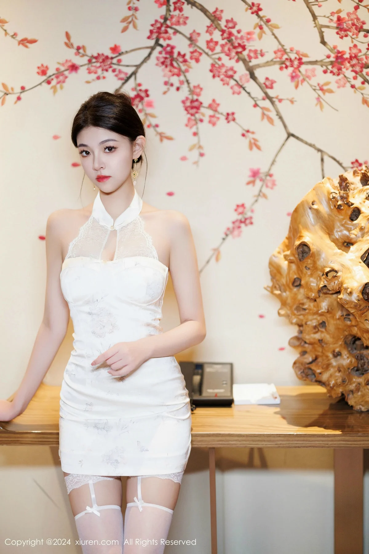 初梦瑶性感白色连衣短裙露白色内衣配白丝吊袜秀美腿绝美写真 第 20 张