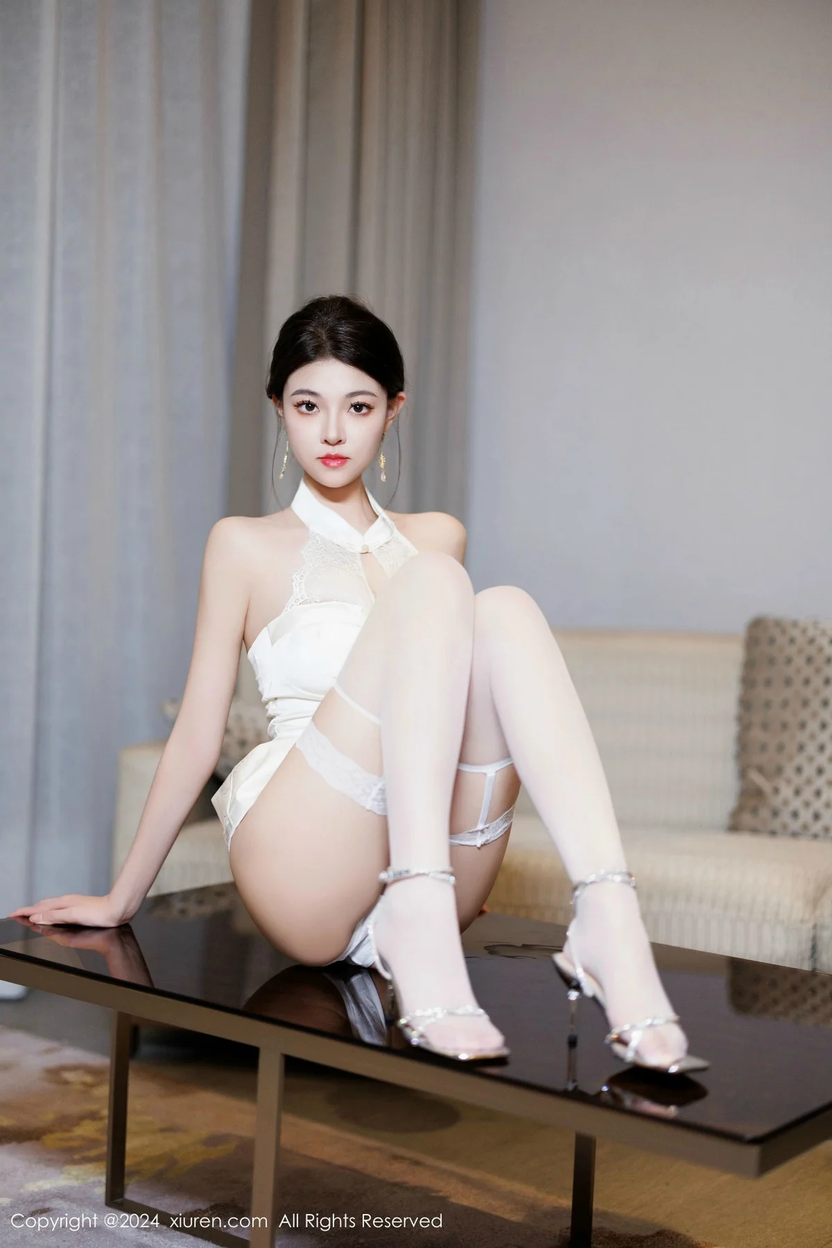 初梦瑶性感白色连衣短裙露白色内衣配白丝吊袜秀美腿绝美写真 第 52 张