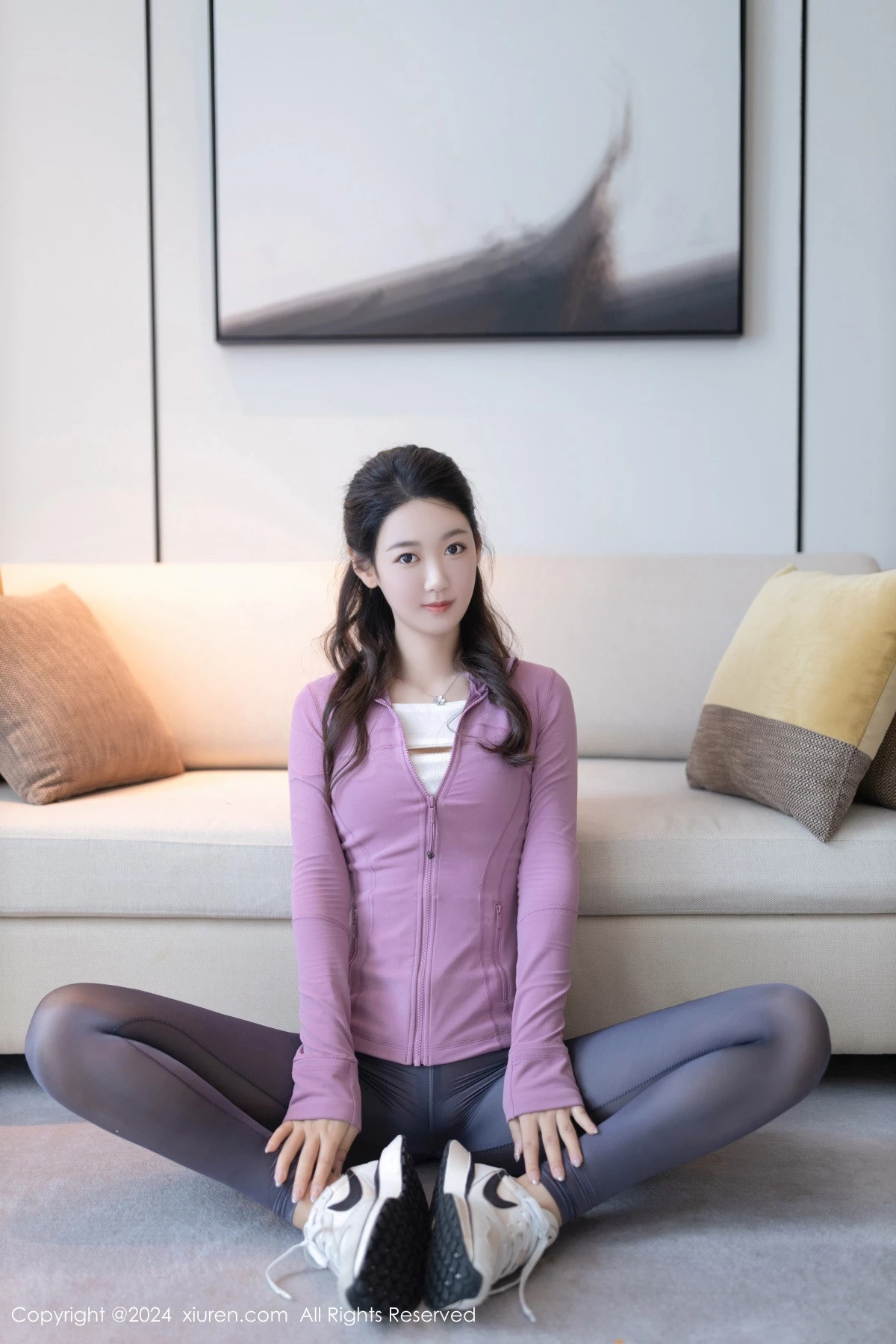 唐安琪紫色上衣配灰色瑜伽裤露超薄黑丝秀曼妙身姿绝美写真 第 2 张