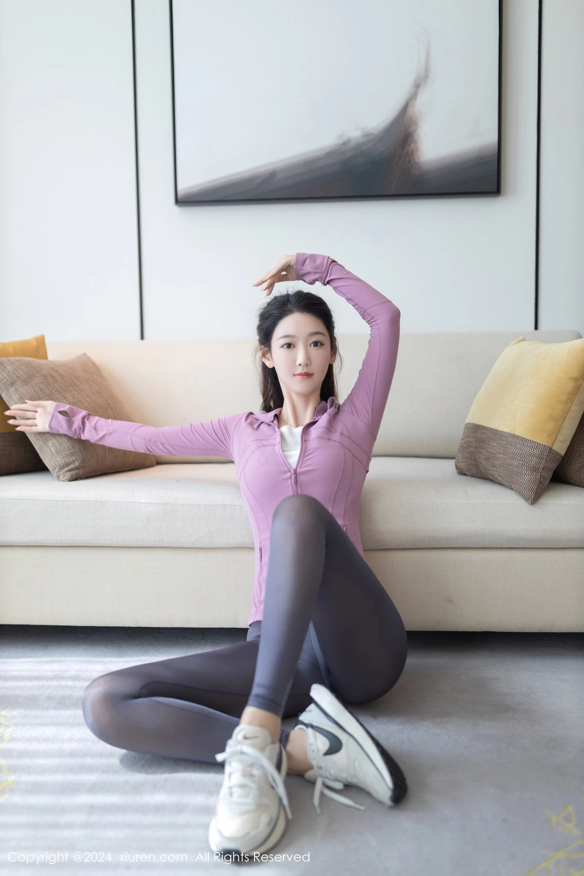 唐安琪紫色上衣配灰色瑜伽裤露超薄黑丝秀曼妙身姿绝美写真 第 4 张