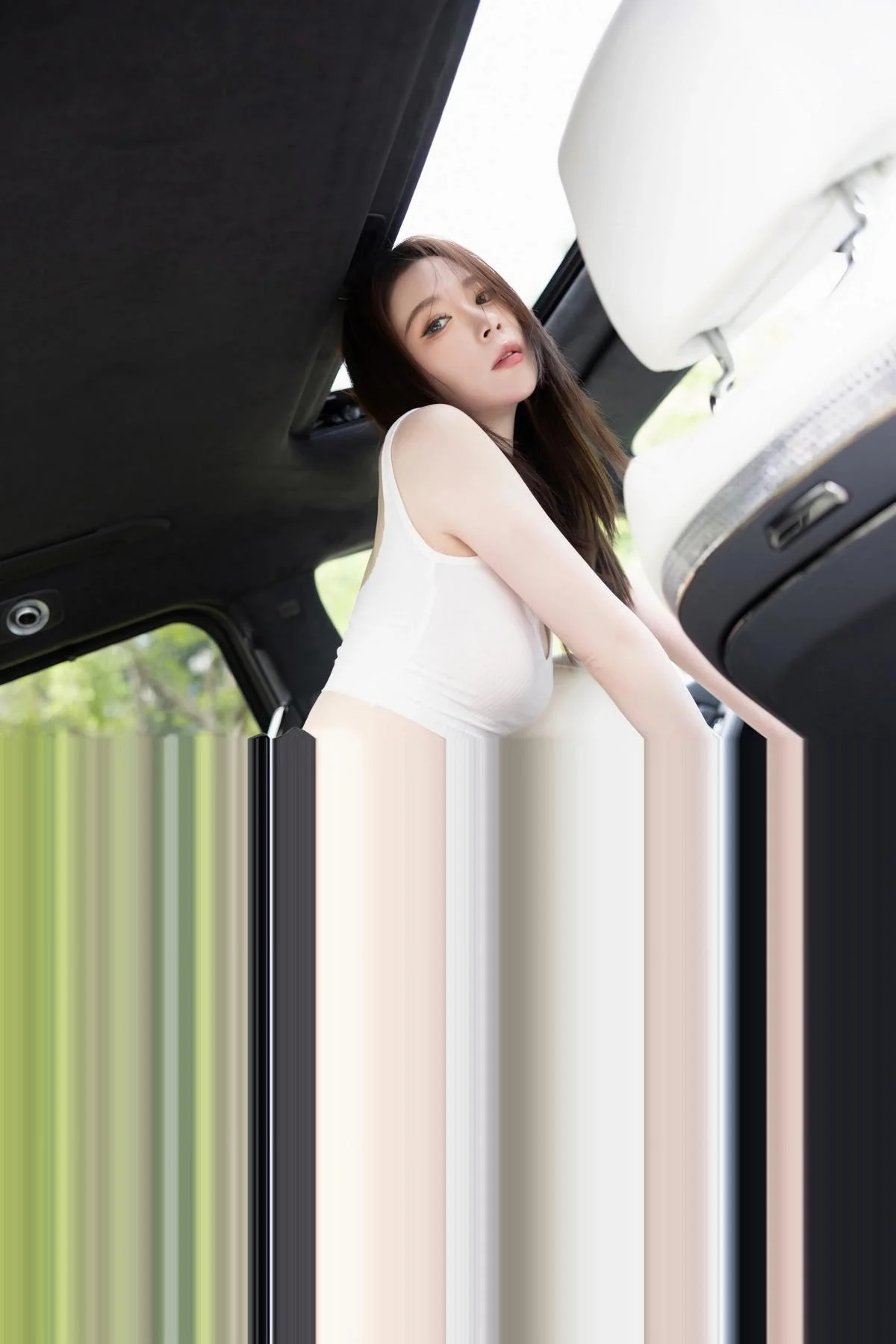 梦心玥性感白色短款上衣配黑短裤露超薄黑丝秀美腿绝美写真 第 61 张