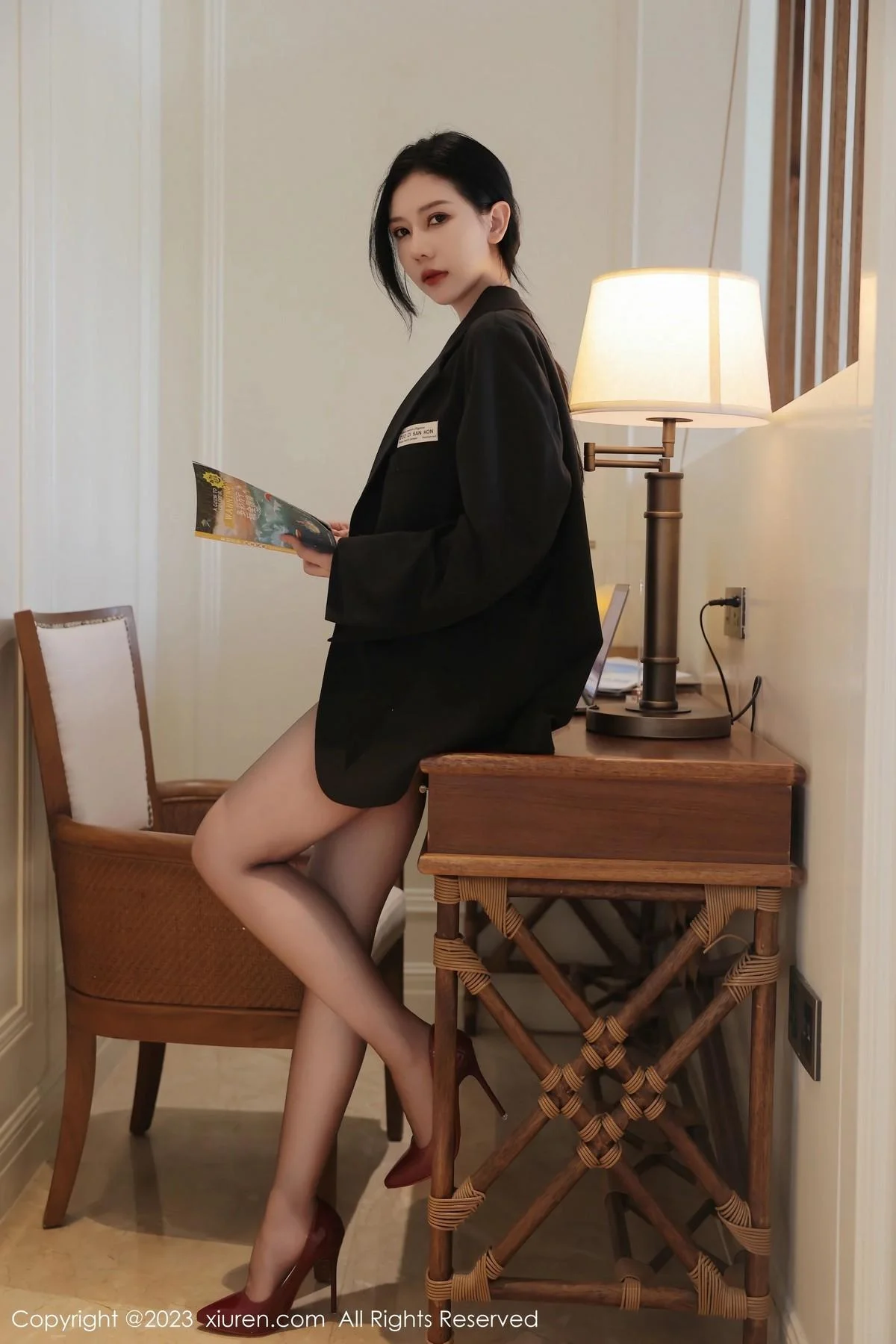 尹甜甜性感红色蕾丝情趣服配超薄黑丝秀完美身材绝美写真 第 1 张