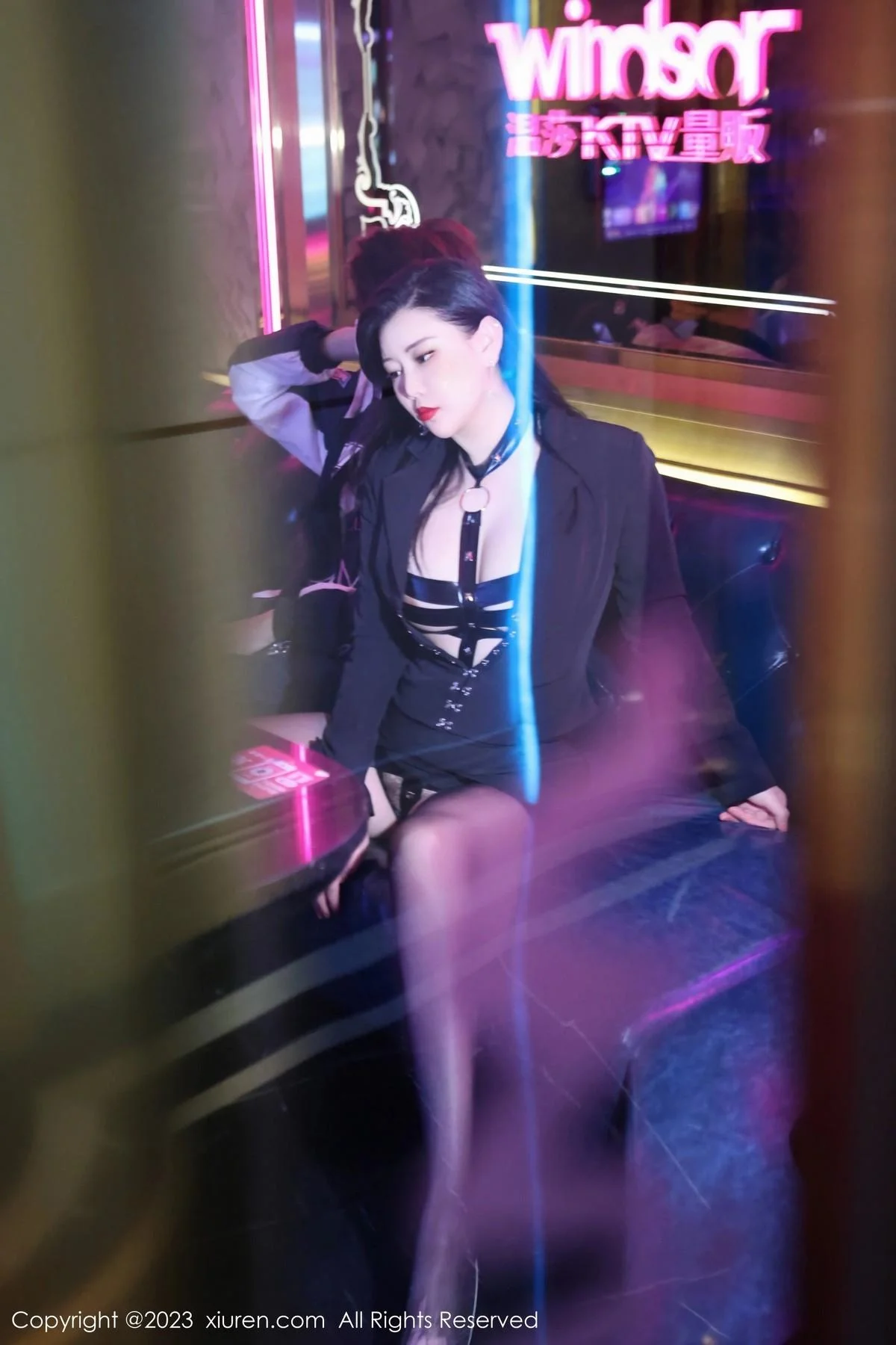 王婉悠Queen性感黑色情趣服配开档黑丝秀惹火身材绝美写真 第 14 张