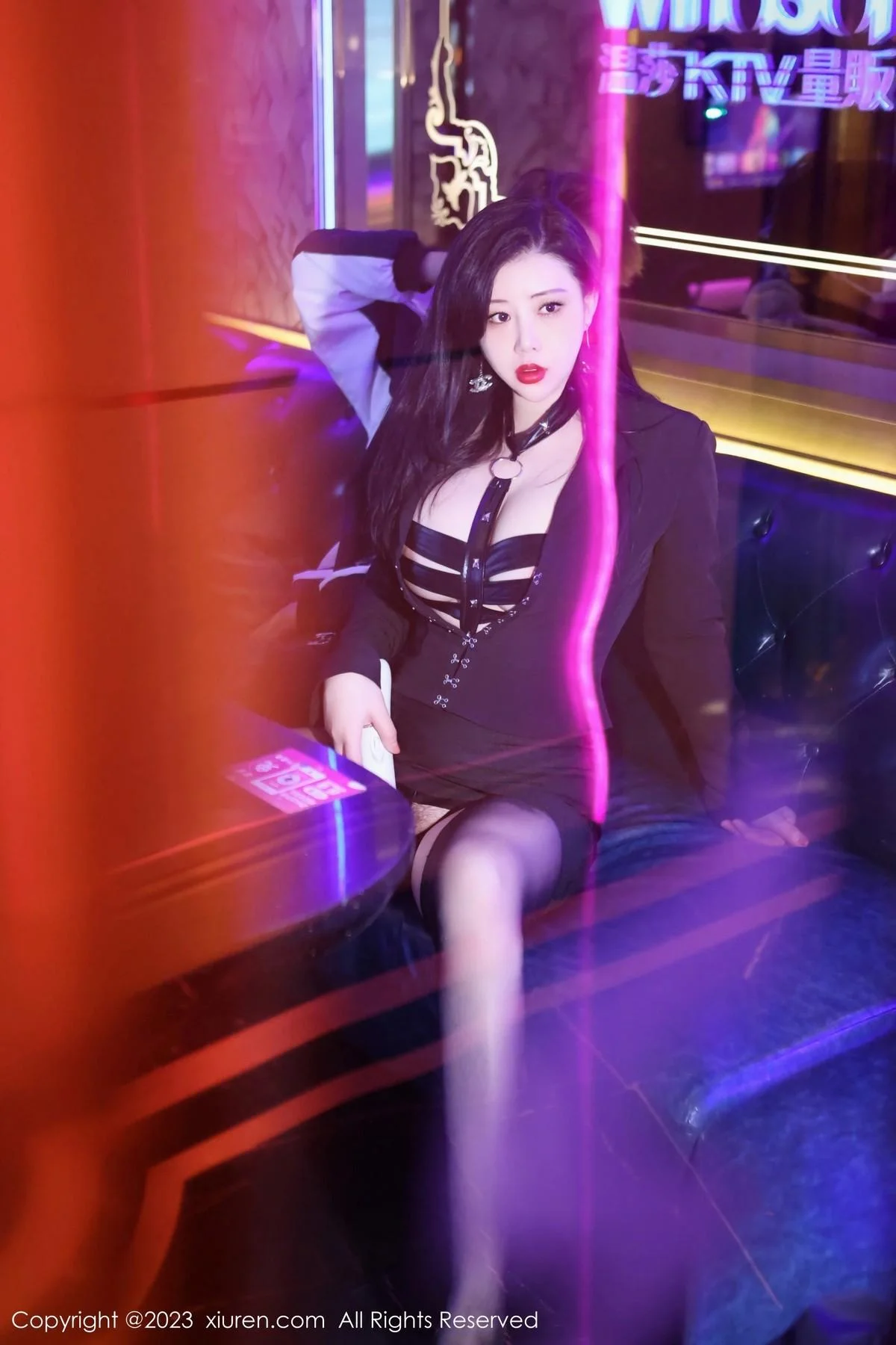 王婉悠Queen性感黑色情趣服配开档黑丝秀惹火身材绝美写真 第 16 张