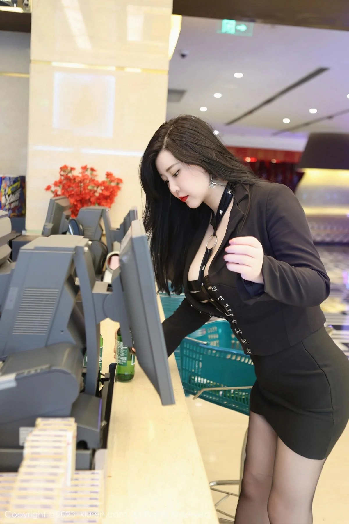 王婉悠Queen性感黑色情趣服配开档黑丝秀惹火身材绝美写真 第 8 张