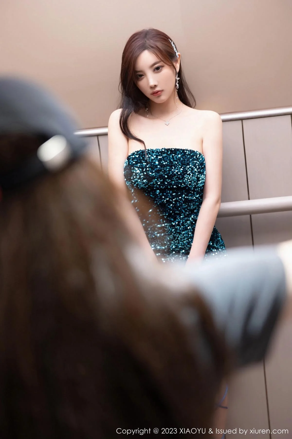 杨晨晨深蓝露肩连衣短裙+蓝色连衣长裙秀完美身材绝美写真 第 51 张