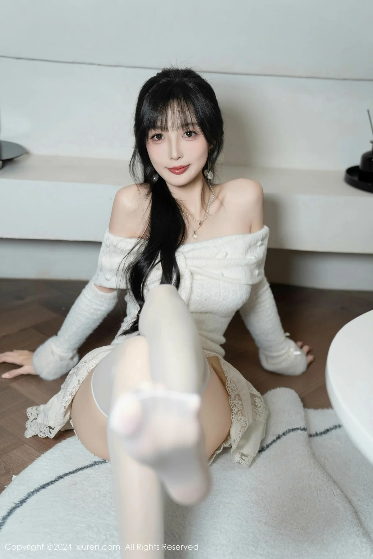 林星阑白色连衣短裙露红色情趣内衣配白丝袜秀美腿绝美写真 第 102 张