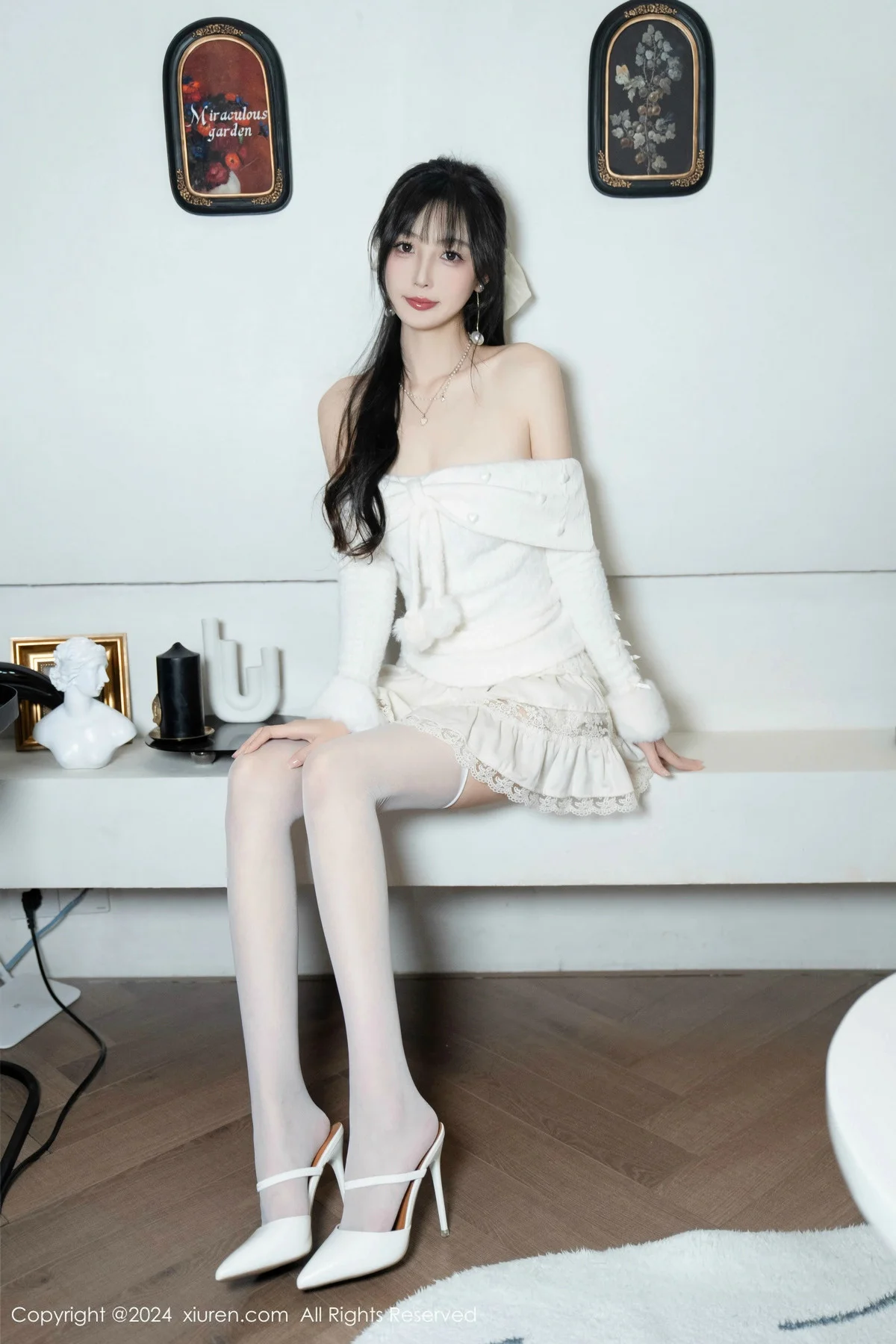 林星阑白色连衣短裙露红色情趣内衣配白丝袜秀美腿绝美写真 第 11 张