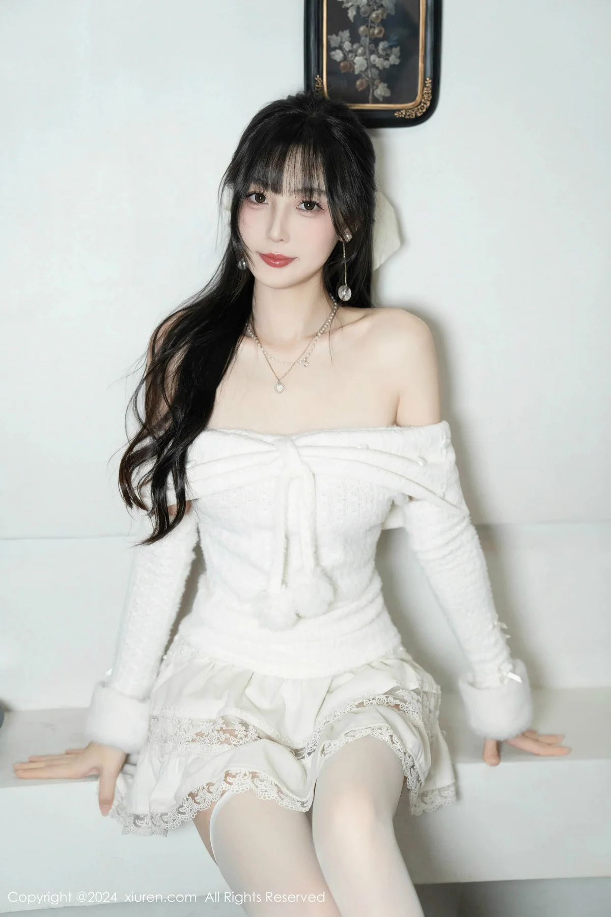 林星阑白色连衣短裙露红色情趣内衣配白丝袜秀美腿绝美写真 第 2 张