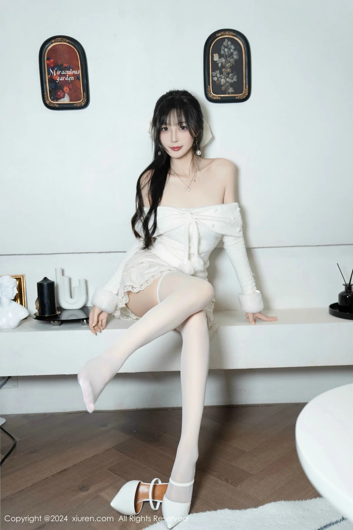 林星阑白色连衣短裙露红色情趣内衣配白丝袜秀美腿绝美写真 第 23 张
