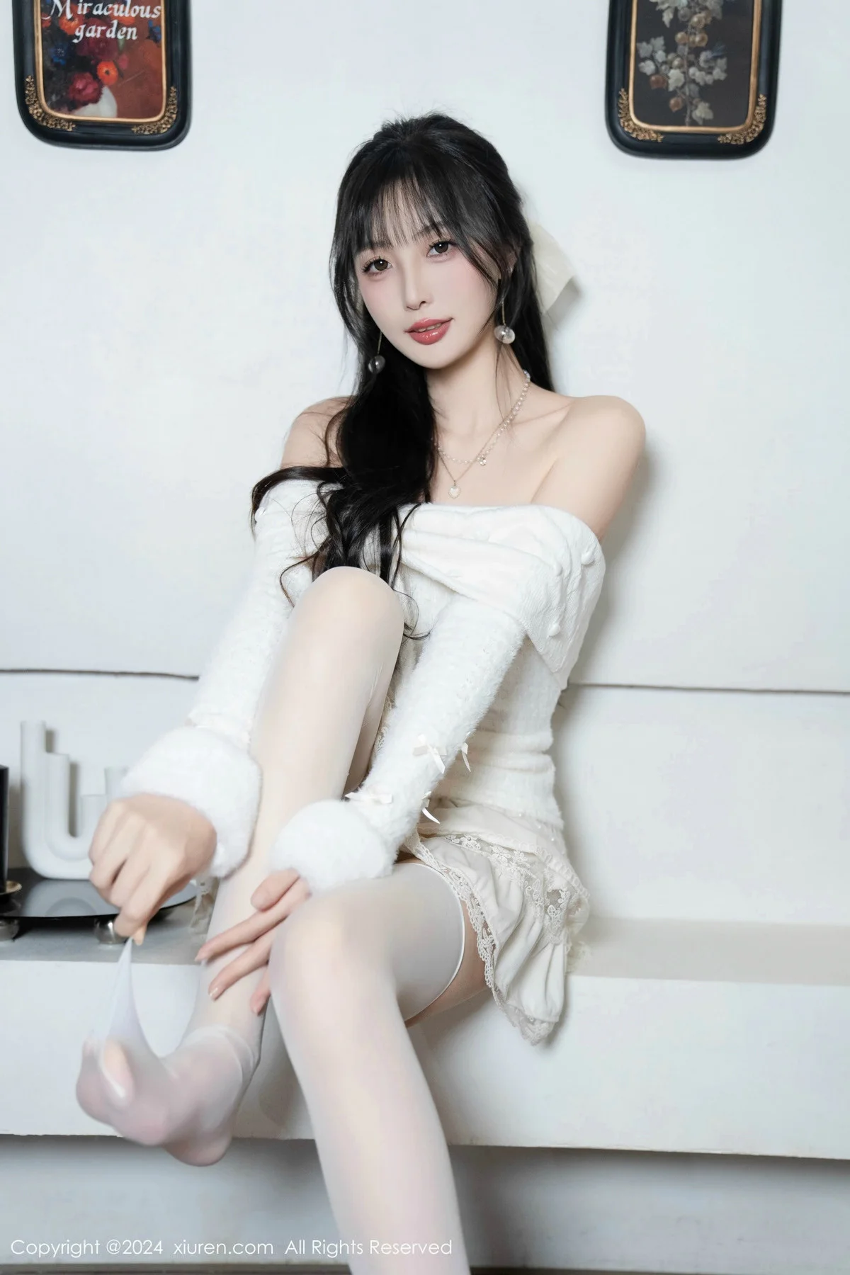 林星阑白色连衣短裙露红色情趣内衣配白丝袜秀美腿绝美写真 第 27 张