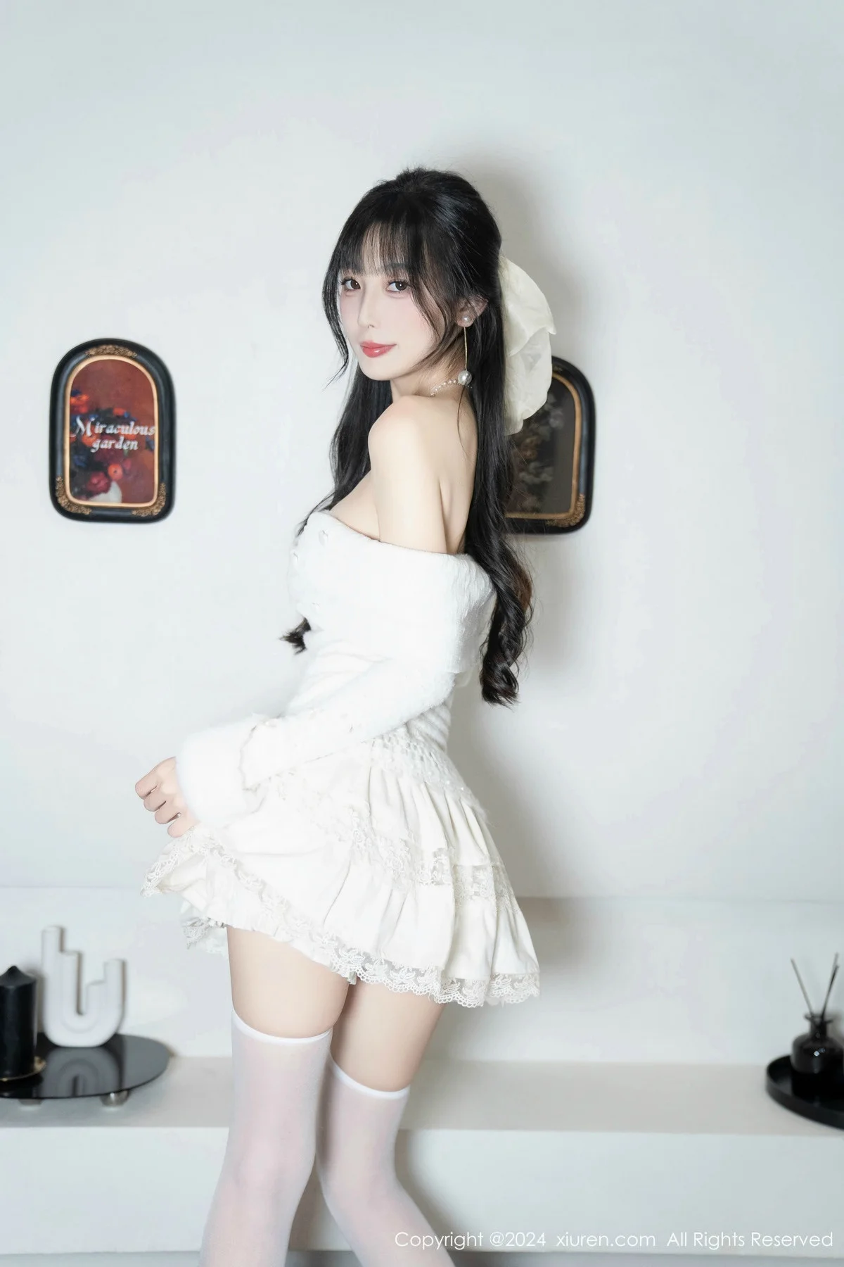 林星阑白色连衣短裙露红色情趣内衣配白丝袜秀美腿绝美写真 第 3 张