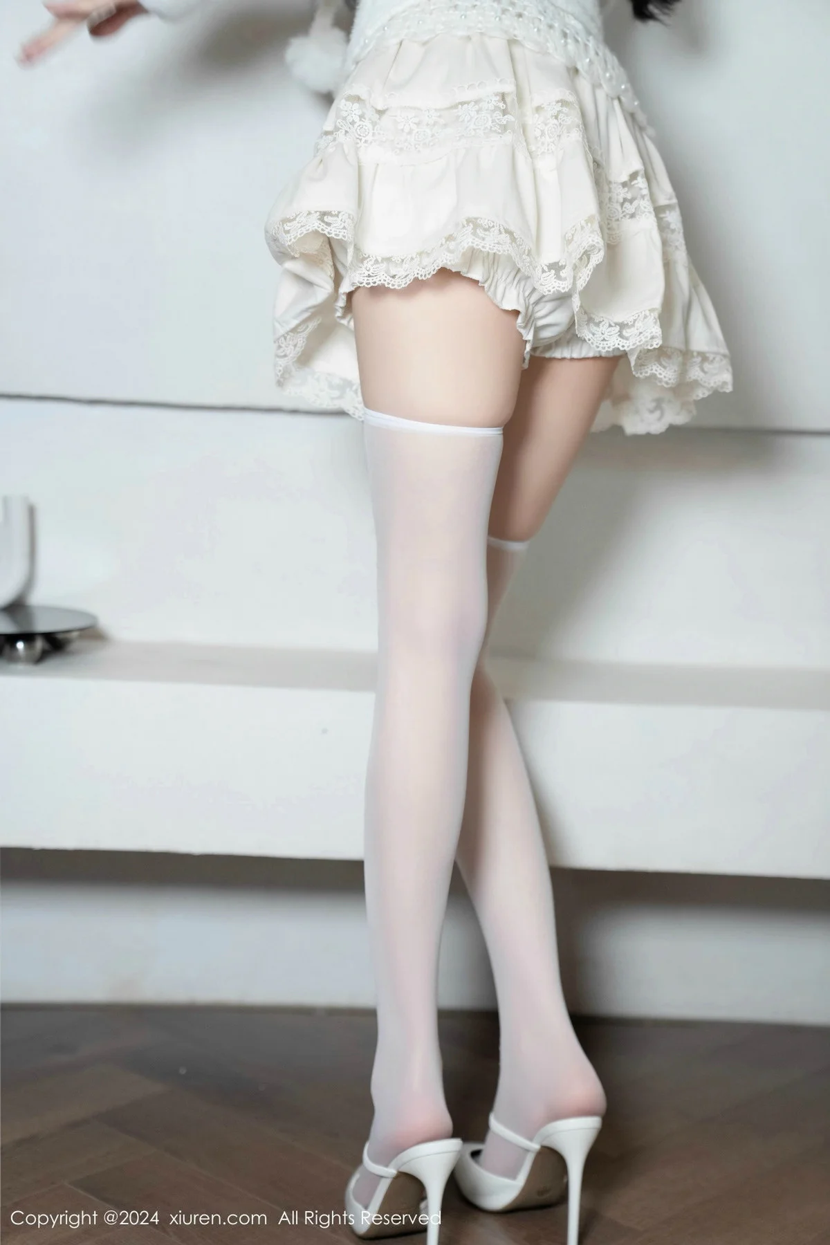 林星阑白色连衣短裙露红色情趣内衣配白丝袜秀美腿绝美写真 第 33 张