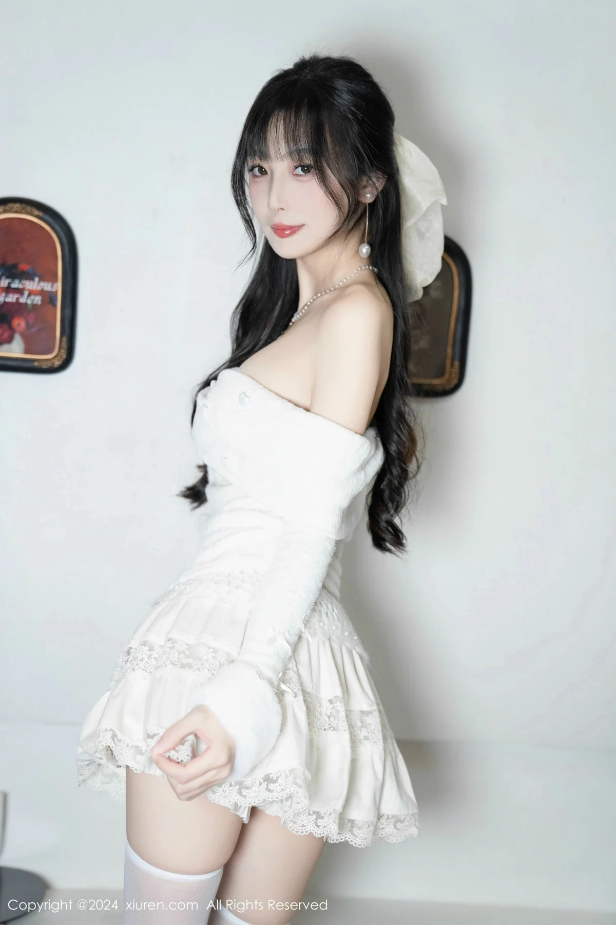 林星阑白色连衣短裙露红色情趣内衣配白丝袜秀美腿绝美写真 第 35 张