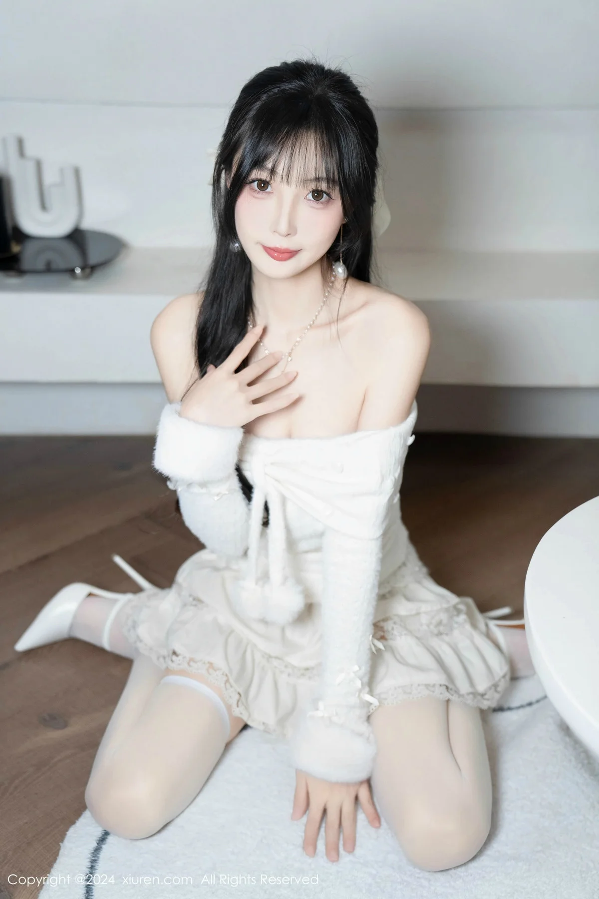 林星阑白色连衣短裙露红色情趣内衣配白丝袜秀美腿绝美写真 第 47 张