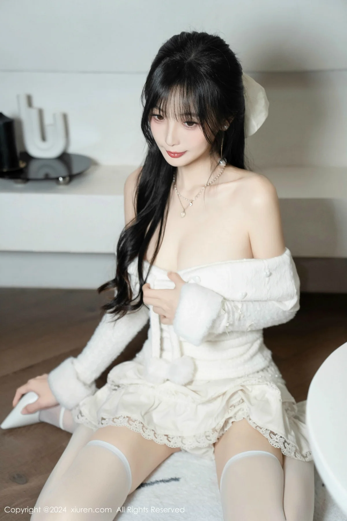 林星阑白色连衣短裙露红色情趣内衣配白丝袜秀美腿绝美写真 第 57 张