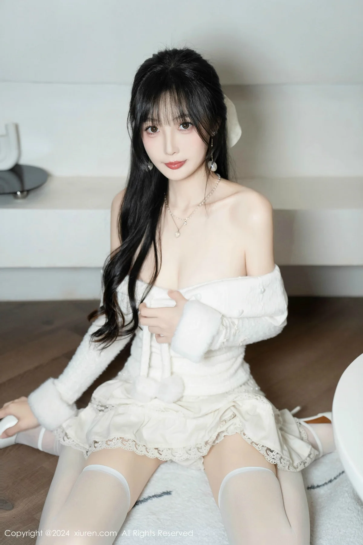 林星阑白色连衣短裙露红色情趣内衣配白丝袜秀美腿绝美写真 第 60 张