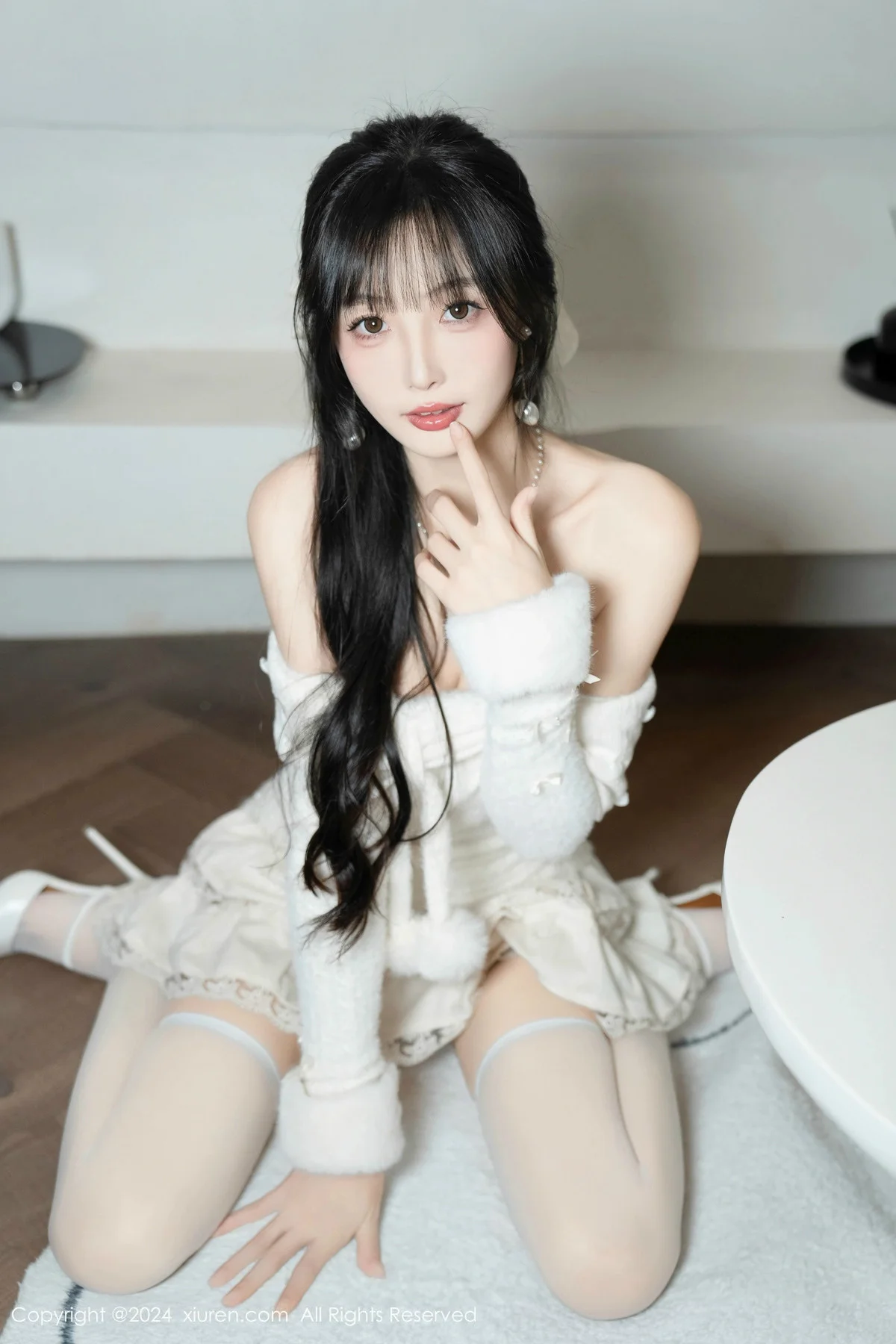 林星阑白色连衣短裙露红色情趣内衣配白丝袜秀美腿绝美写真 第 63 张