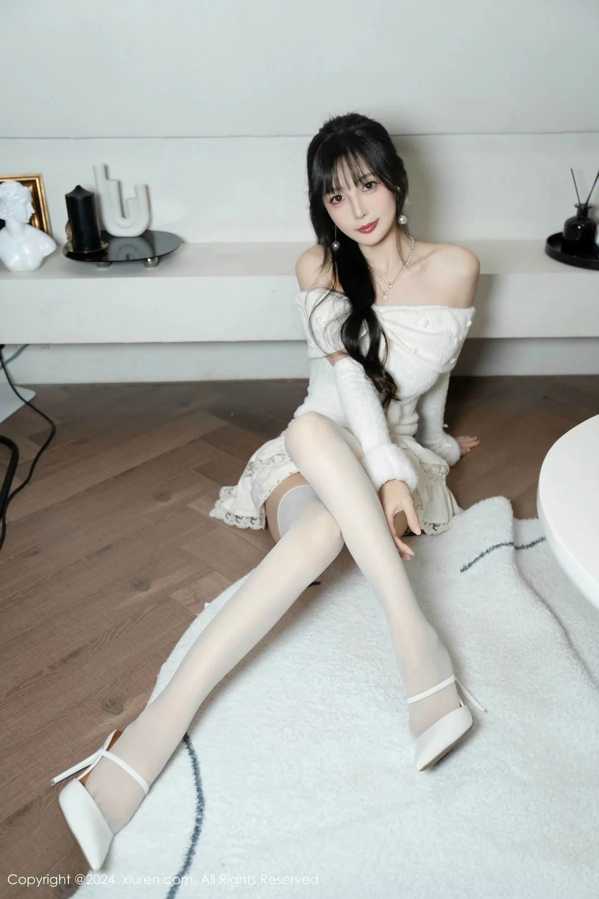 林星阑白色连衣短裙露红色情趣内衣配白丝袜秀美腿绝美写真 第 73 张