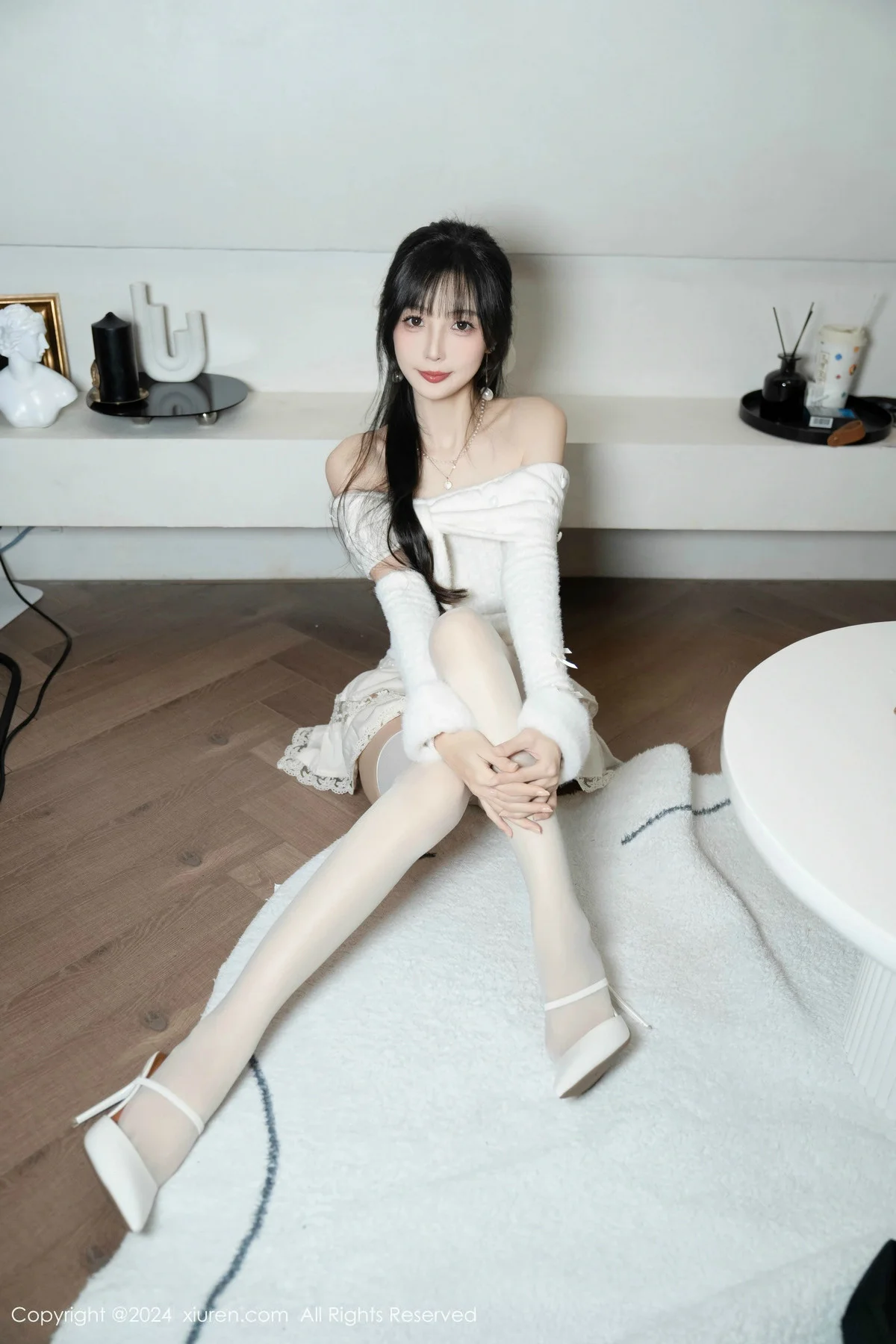 林星阑白色连衣短裙露红色情趣内衣配白丝袜秀美腿绝美写真 第 76 张