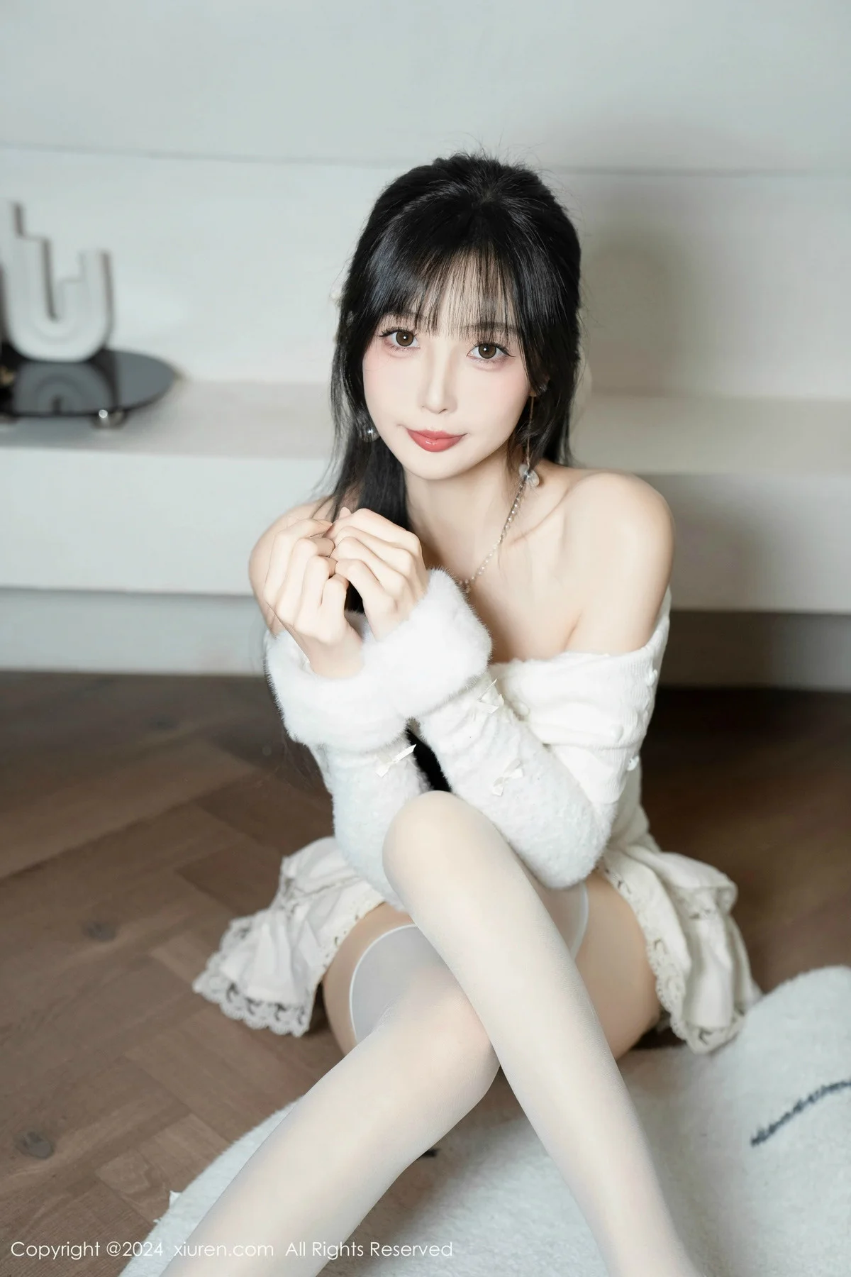 林星阑白色连衣短裙露红色情趣内衣配白丝袜秀美腿绝美写真 第 77 张