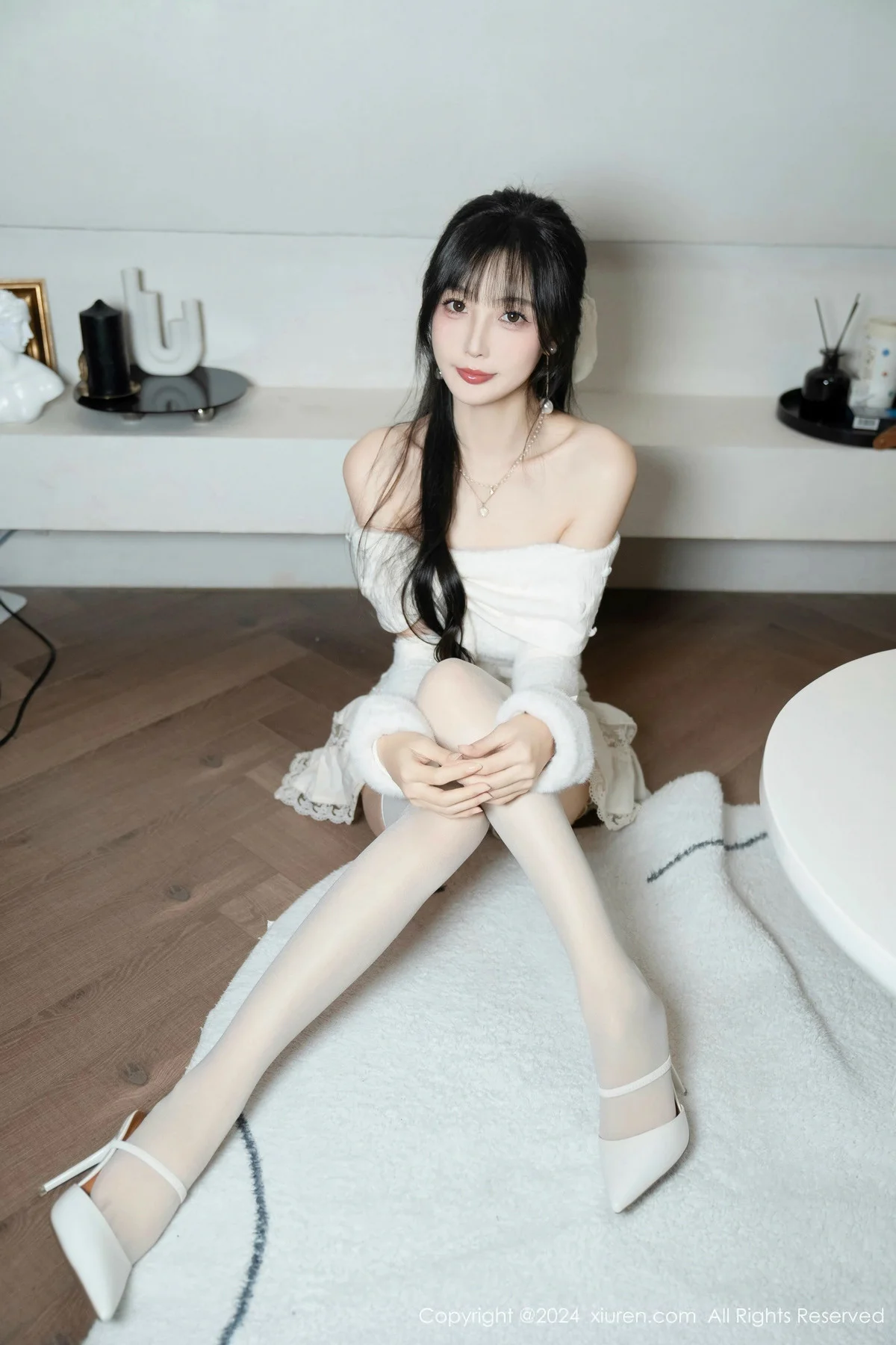 林星阑白色连衣短裙露红色情趣内衣配白丝袜秀美腿绝美写真 第 79 张