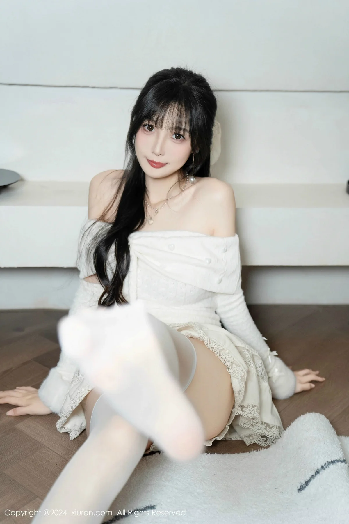 林星阑白色连衣短裙露红色情趣内衣配白丝袜秀美腿绝美写真 第 88 张