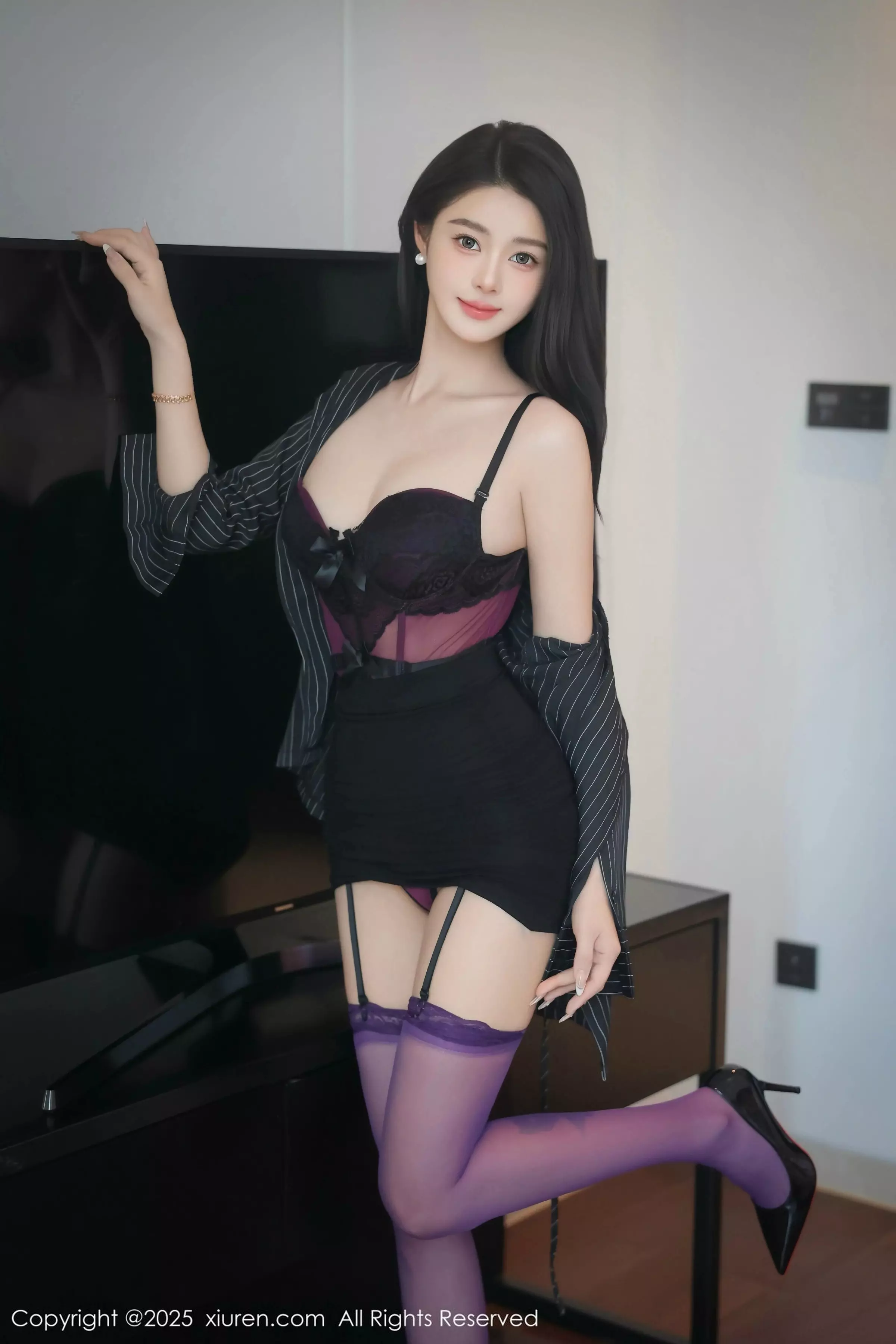 Candy糖糖性感紫色情趣服饰配紫丝吊袜秀丰腴身材绝美写真 第 9 张