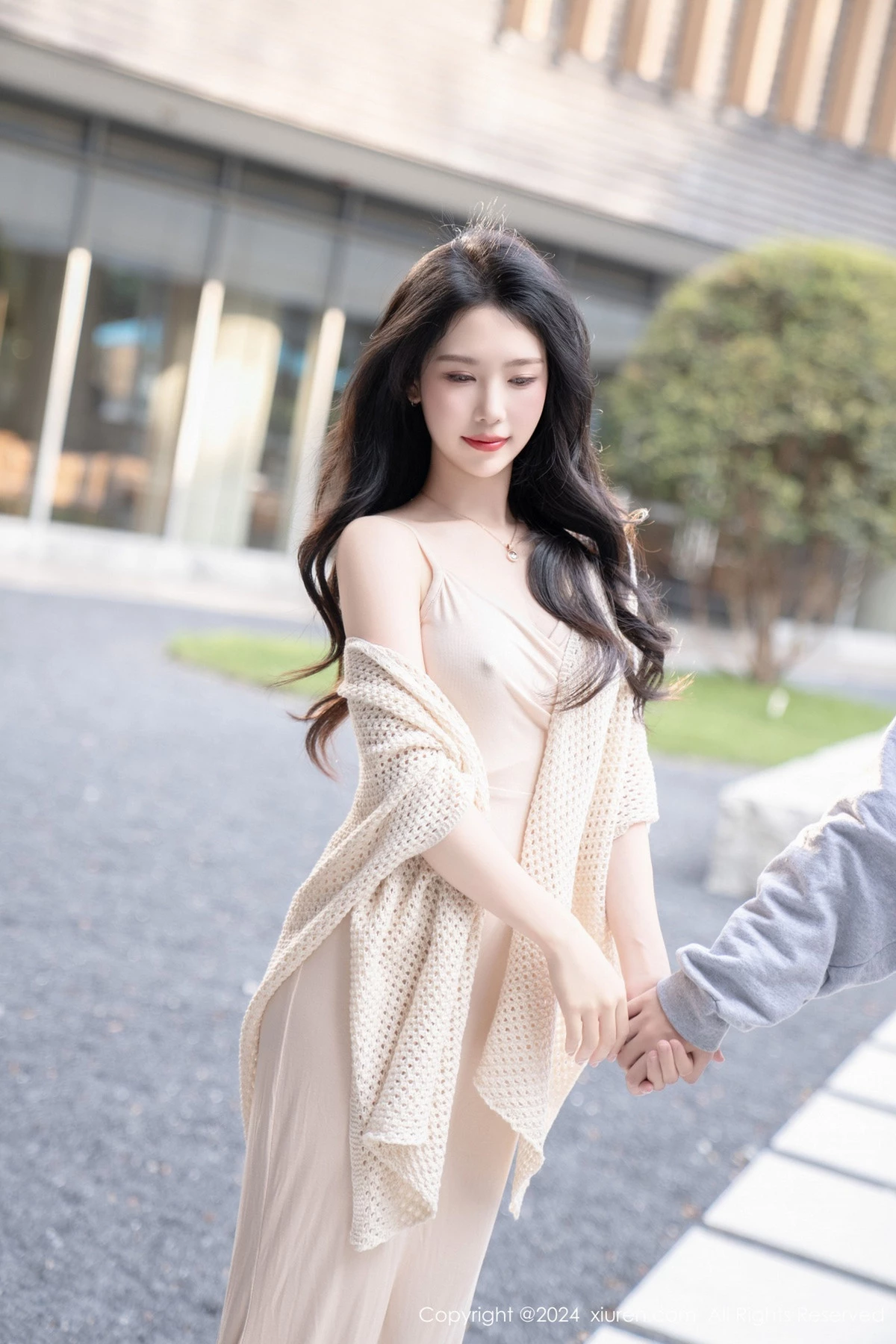 利世杏色连衣长裙露黑色内衣配超薄黑丝秀曼妙身姿绝美写真 第 1 张
