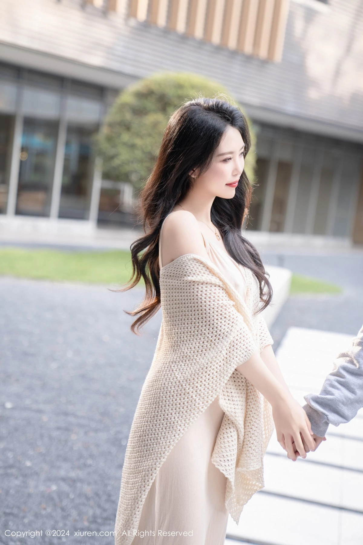 利世杏色连衣长裙露黑色内衣配超薄黑丝秀曼妙身姿绝美写真 第 10 张