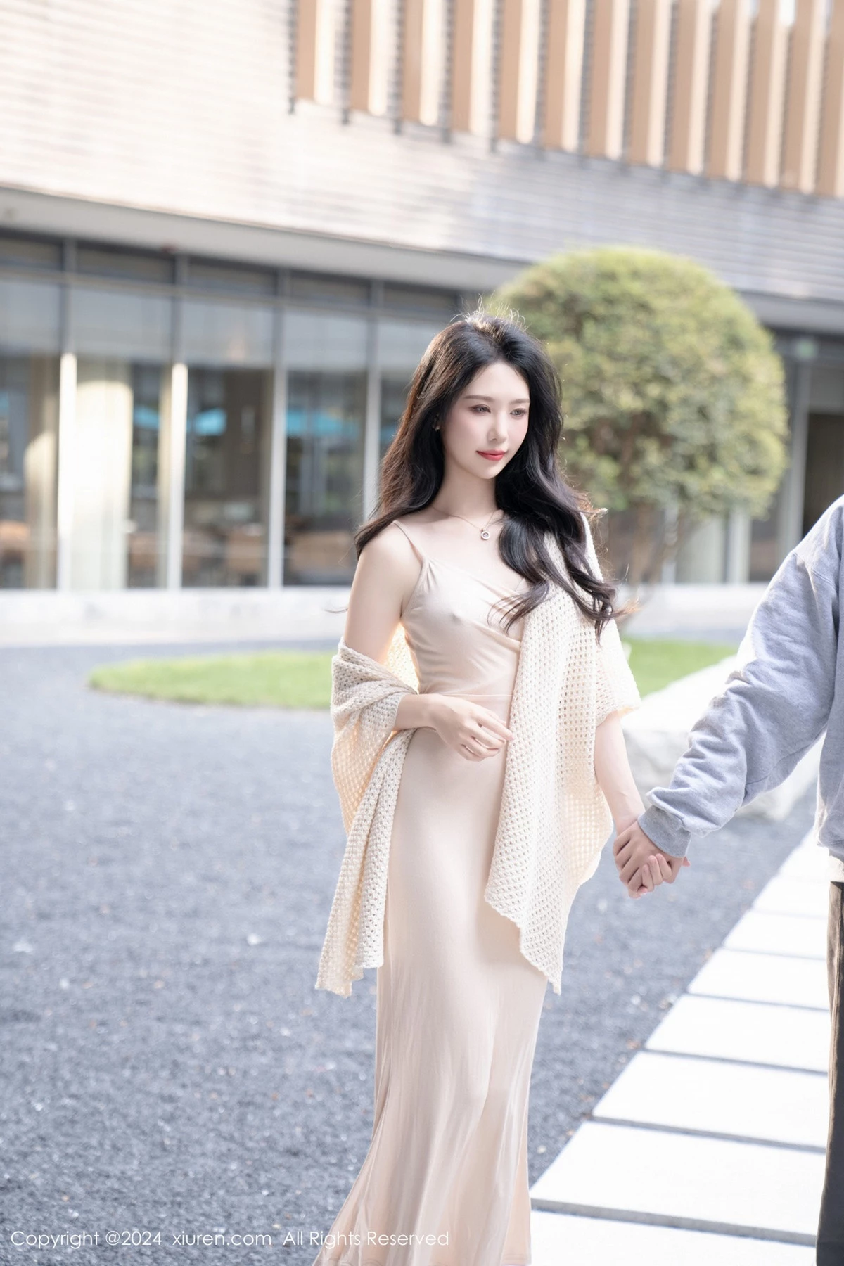 利世杏色连衣长裙露黑色内衣配超薄黑丝秀曼妙身姿绝美写真 第 11 张